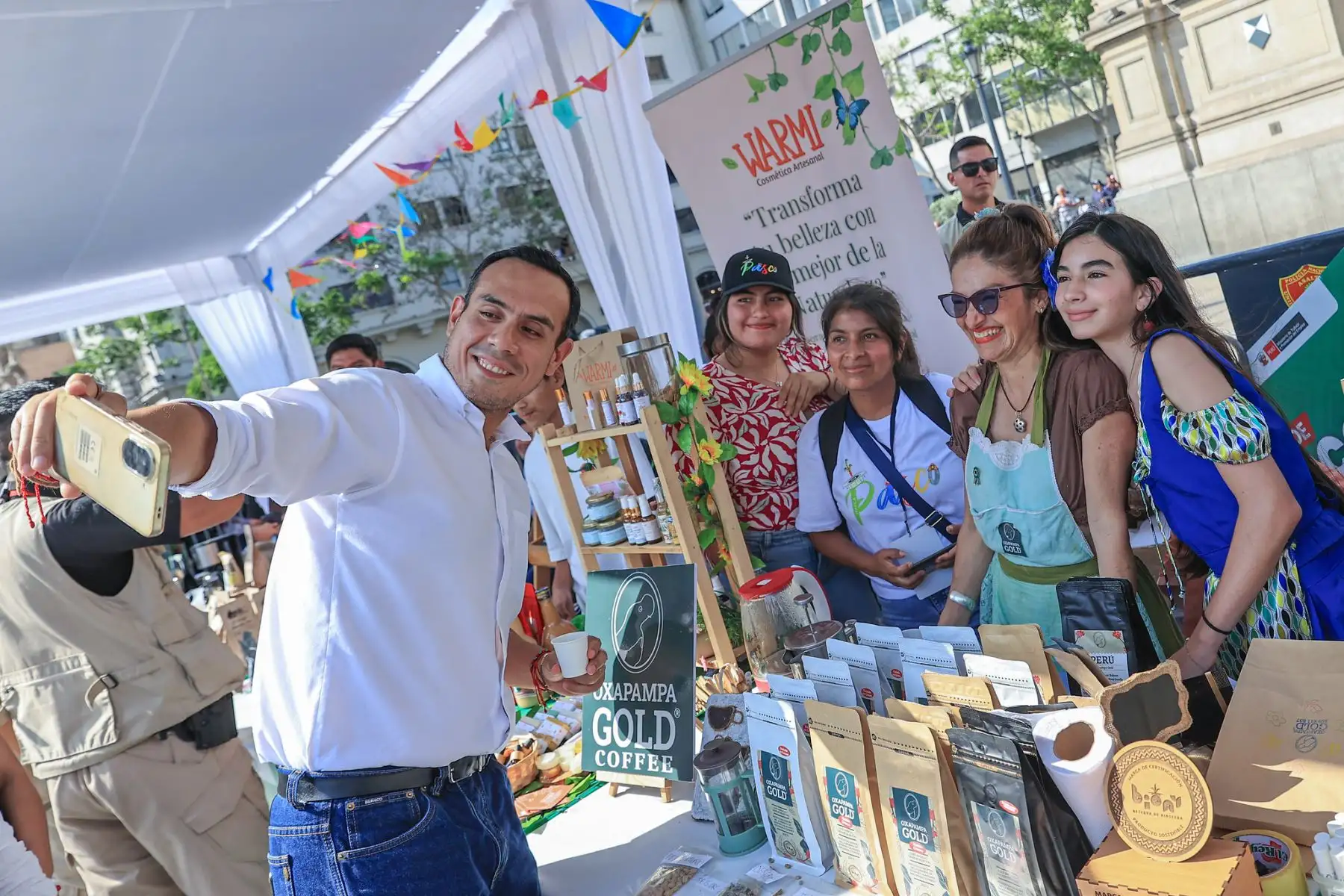 El presidente de la República, José Jerí, visitó hoy la feria multisectorial Más Cerca del Perú, en su décima edición Más Cerca de Pasco, como expresión del compromiso del Gobierno de mantenerse cercano a la ciudadanía y de respaldar a las familias pasqueñas y a los emprendedores locales. Foto: Presidencia