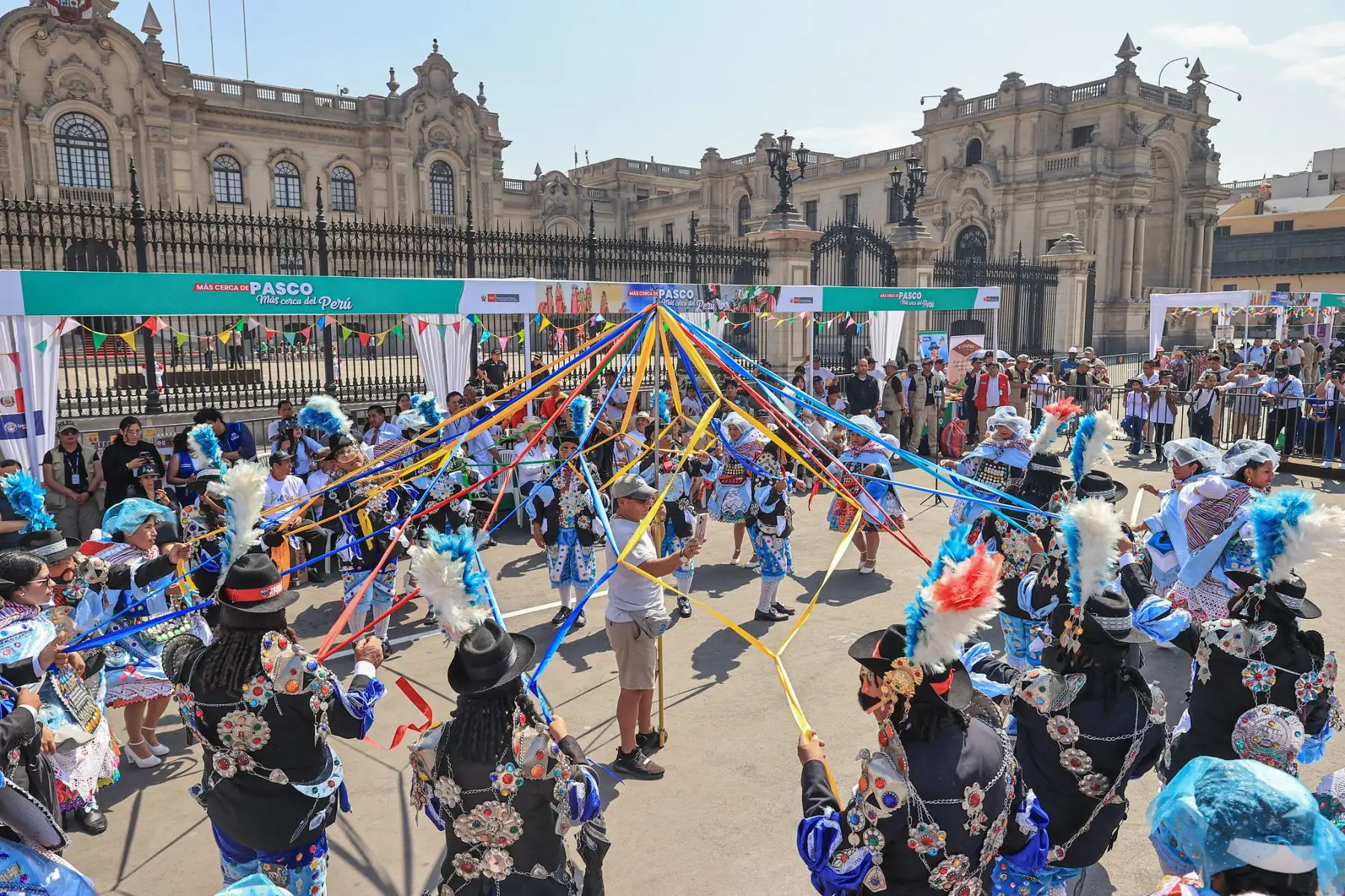 El presidente de la República, José Jerí, visitó hoy la feria multisectorial Más Cerca del Perú, en su décima edición Más Cerca de Pasco, como expresión del compromiso del Gobierno de mantenerse cercano a la ciudadanía y de respaldar a las familias pasqueñas y a los emprendedores locales. Foto: Presidencia