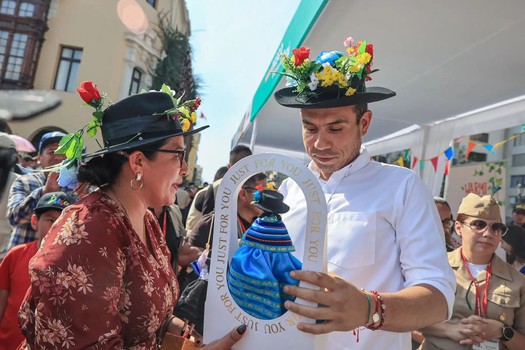 El presidente de la República, José Jerí, visitó hoy la feria multisectorial Más Cerca del Perú, en su décima edición Más Cerca de Pasco, como expresión del compromiso del Gobierno de mantenerse cercano a la ciudadanía y de respaldar a las familias pasqueñas y a los emprendedores locales. Foto: Presidencia