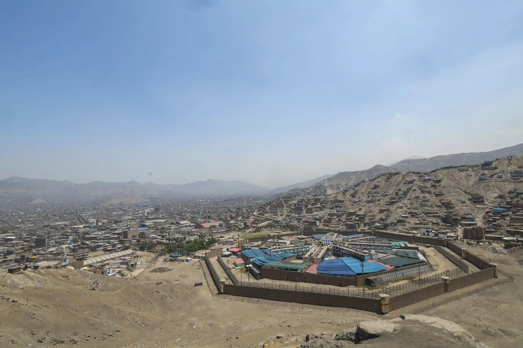 En un operativo orientado a fortalecer la seguridad ciudadana y la soberanía del espectro radioeléctrico, el Ministerio de Transportes y Comunicaciones (MTC) ejecutó la intervención e incautación de una estación de telecomunicaciones ilegal ubicada en las inmediaciones del establecimiento penitenciario Miguel Castro Castro, en el distrito limeño de San Juan de Lurigancho. Foto: Michael Ramón/MTC