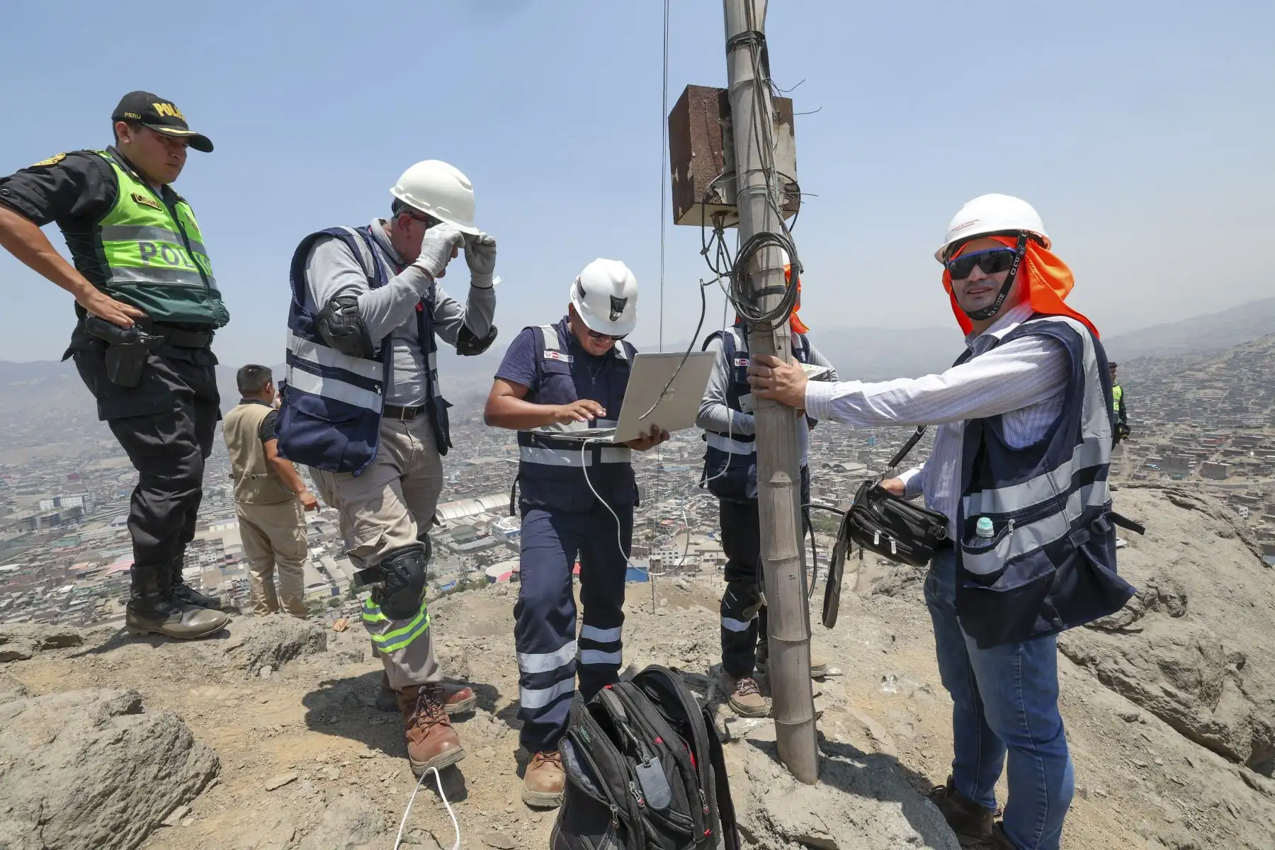 En un operativo orientado a fortalecer la seguridad ciudadana y la soberanía del espectro radioeléctrico, el Ministerio de Transportes y Comunicaciones (MTC) ejecutó la intervención e incautación de una estación de telecomunicaciones ilegal ubicada en las inmediaciones del establecimiento penitenciario Miguel Castro Castro, en el distrito limeño de San Juan de Lurigancho. Foto: Michael Ramón/MTC
