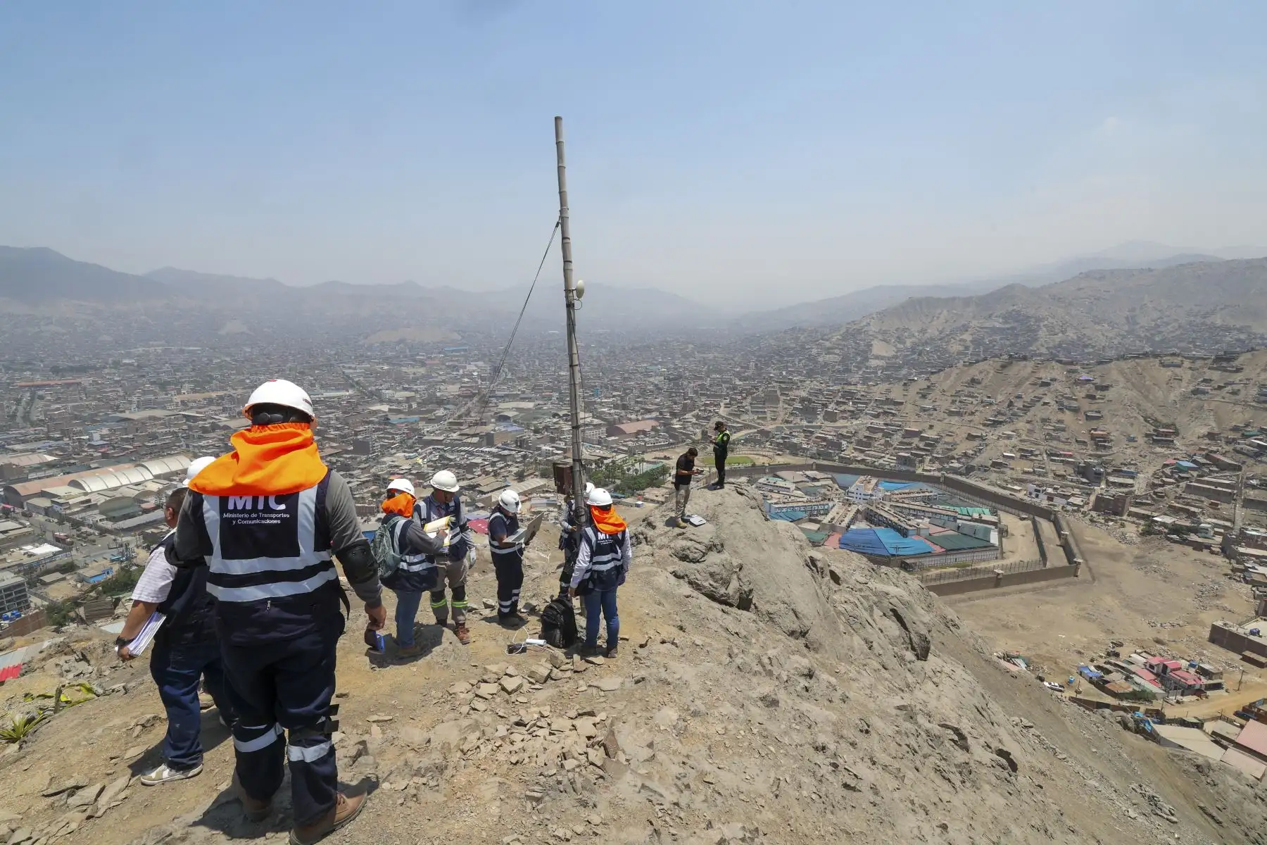 En un operativo orientado a fortalecer la seguridad ciudadana y la soberanía del espectro radioeléctrico, el Ministerio de Transportes y Comunicaciones (MTC) ejecutó la intervención e incautación de una estación de telecomunicaciones ilegal ubicada en las inmediaciones del establecimiento penitenciario Miguel Castro Castro, en el distrito limeño de San Juan de Lurigancho. Foto: Michael Ramón/MTC