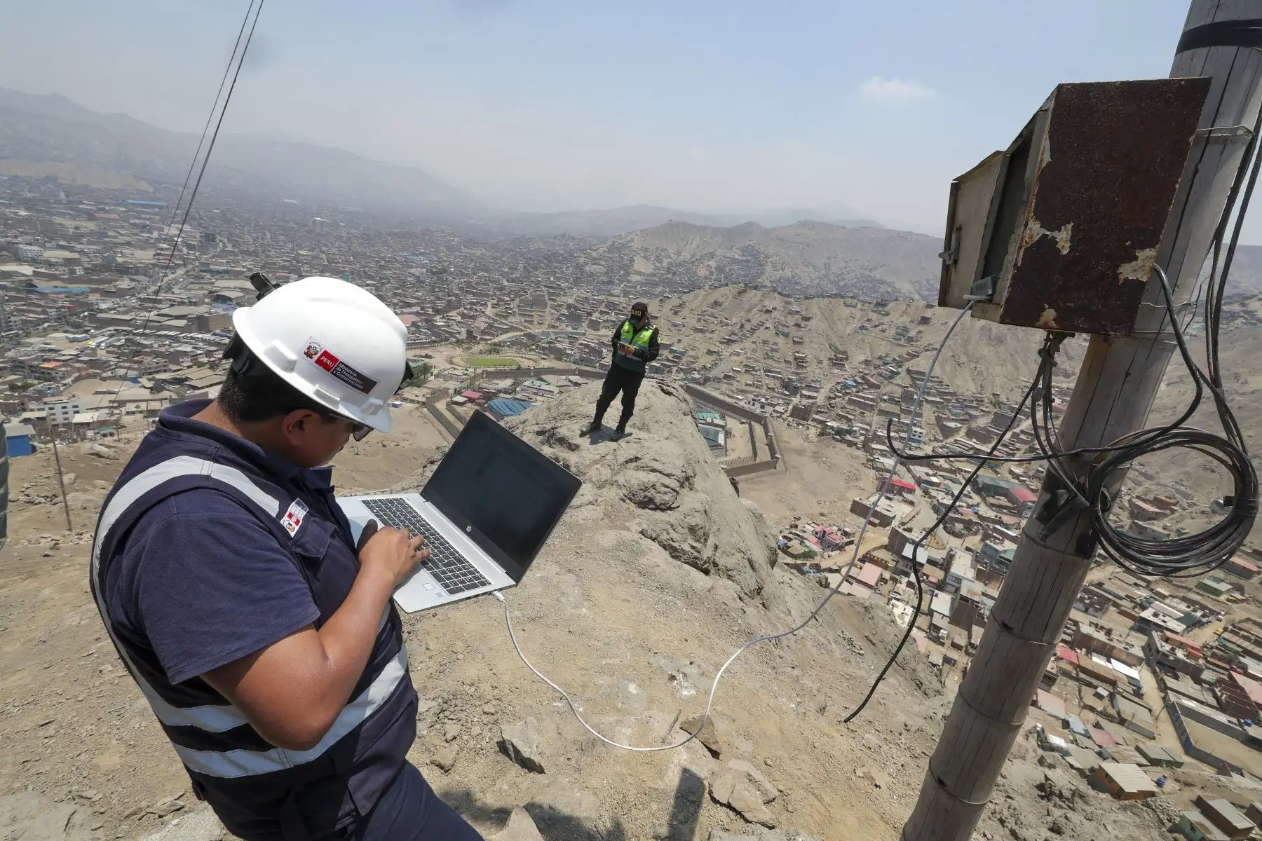 En un operativo orientado a fortalecer la seguridad ciudadana y la soberanía del espectro radioeléctrico, el Ministerio de Transportes y Comunicaciones (MTC) ejecutó la intervención e incautación de una estación de telecomunicaciones ilegal ubicada en las inmediaciones del establecimiento penitenciario Miguel Castro Castro, en el distrito limeño de San Juan de Lurigancho. Foto: Michael Ramón/MTC