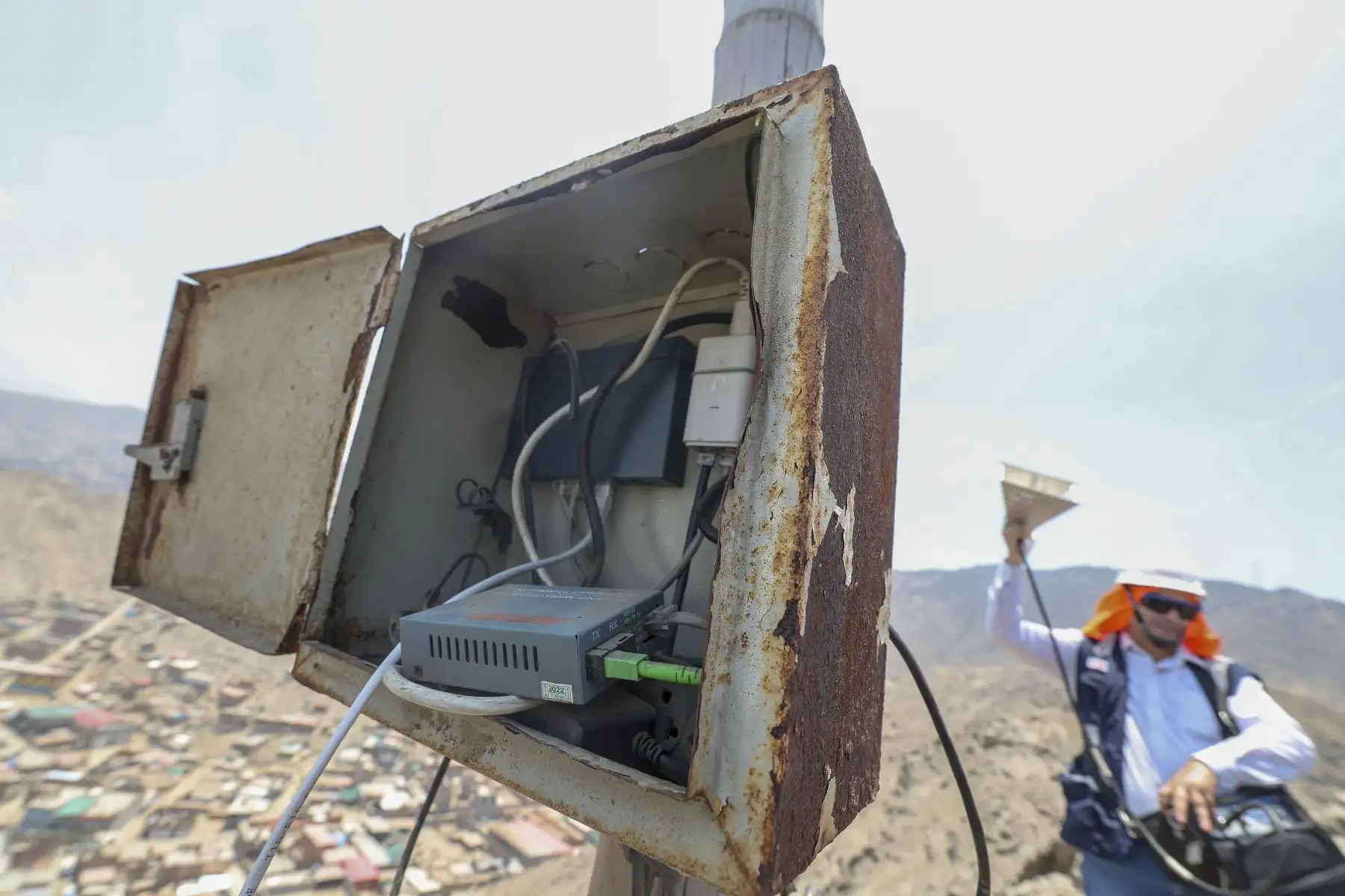 En un operativo orientado a fortalecer la seguridad ciudadana y la soberanía del espectro radioeléctrico, el Ministerio de Transportes y Comunicaciones (MTC) ejecutó la intervención e incautación de una estación de telecomunicaciones ilegal ubicada en las inmediaciones del establecimiento penitenciario Miguel Castro Castro, en el distrito limeño de San Juan de Lurigancho. Foto: Michael Ramón/MTC