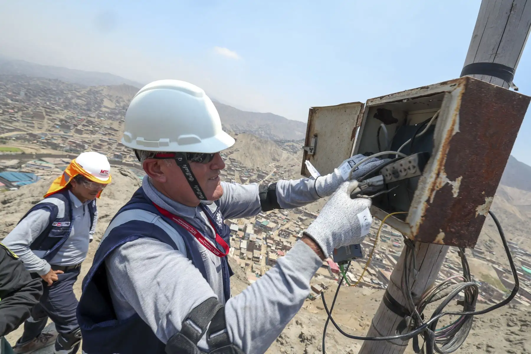 En un operativo orientado a fortalecer la seguridad ciudadana y la soberanía del espectro radioeléctrico, el Ministerio de Transportes y Comunicaciones (MTC) ejecutó la intervención e incautación de una estación de telecomunicaciones ilegal ubicada en las inmediaciones del establecimiento penitenciario Miguel Castro Castro, en el distrito limeño de San Juan de Lurigancho. Foto: Michael Ramón/MTC