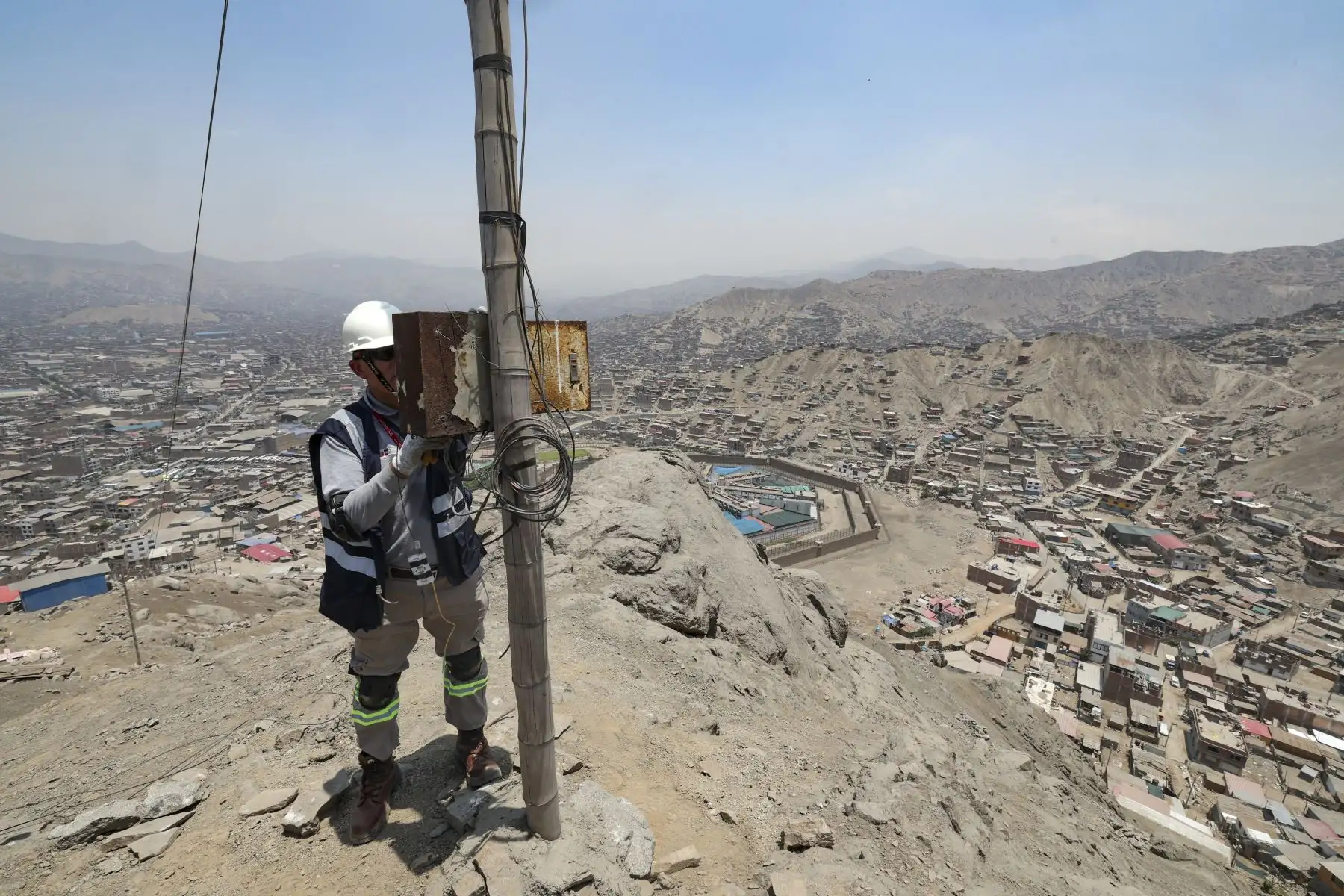 En un operativo orientado a fortalecer la seguridad ciudadana y la soberanía del espectro radioeléctrico, el Ministerio de Transportes y Comunicaciones (MTC) ejecutó la intervención e incautación de una estación de telecomunicaciones ilegal ubicada en las inmediaciones del establecimiento penitenciario Miguel Castro Castro, en el distrito limeño de San Juan de Lurigancho. Foto: Michael Ramón/MTC