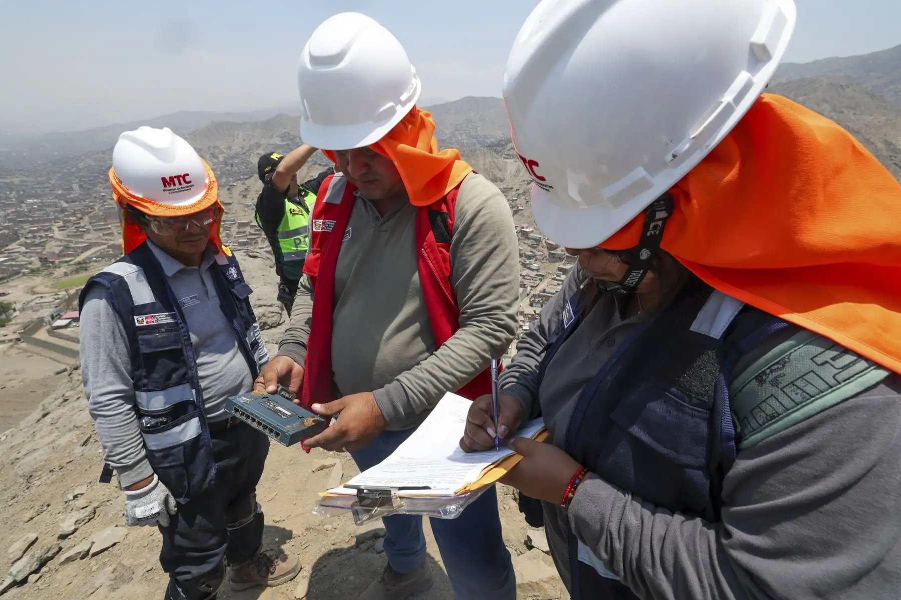 En un operativo orientado a fortalecer la seguridad ciudadana y la soberanía del espectro radioeléctrico, el Ministerio de Transportes y Comunicaciones (MTC) ejecutó la intervención e incautación de una estación de telecomunicaciones ilegal ubicada en las inmediaciones del establecimiento penitenciario Miguel Castro Castro, en el distrito limeño de San Juan de Lurigancho. Foto: Michael Ramón/MTC
