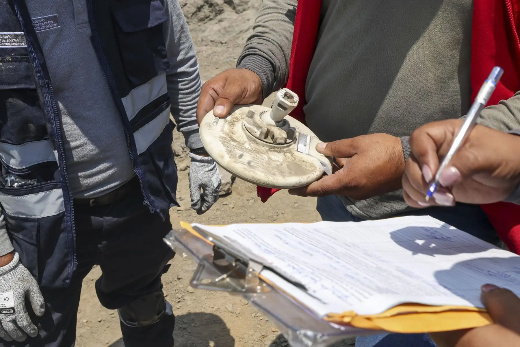 En un operativo orientado a fortalecer la seguridad ciudadana y la soberanía del espectro radioeléctrico, el Ministerio de Transportes y Comunicaciones (MTC) ejecutó la intervención e incautación de una estación de telecomunicaciones ilegal ubicada en las inmediaciones del establecimiento penitenciario Miguel Castro Castro, en el distrito limeño de San Juan de Lurigancho. Foto: Michael Ramón/MTC