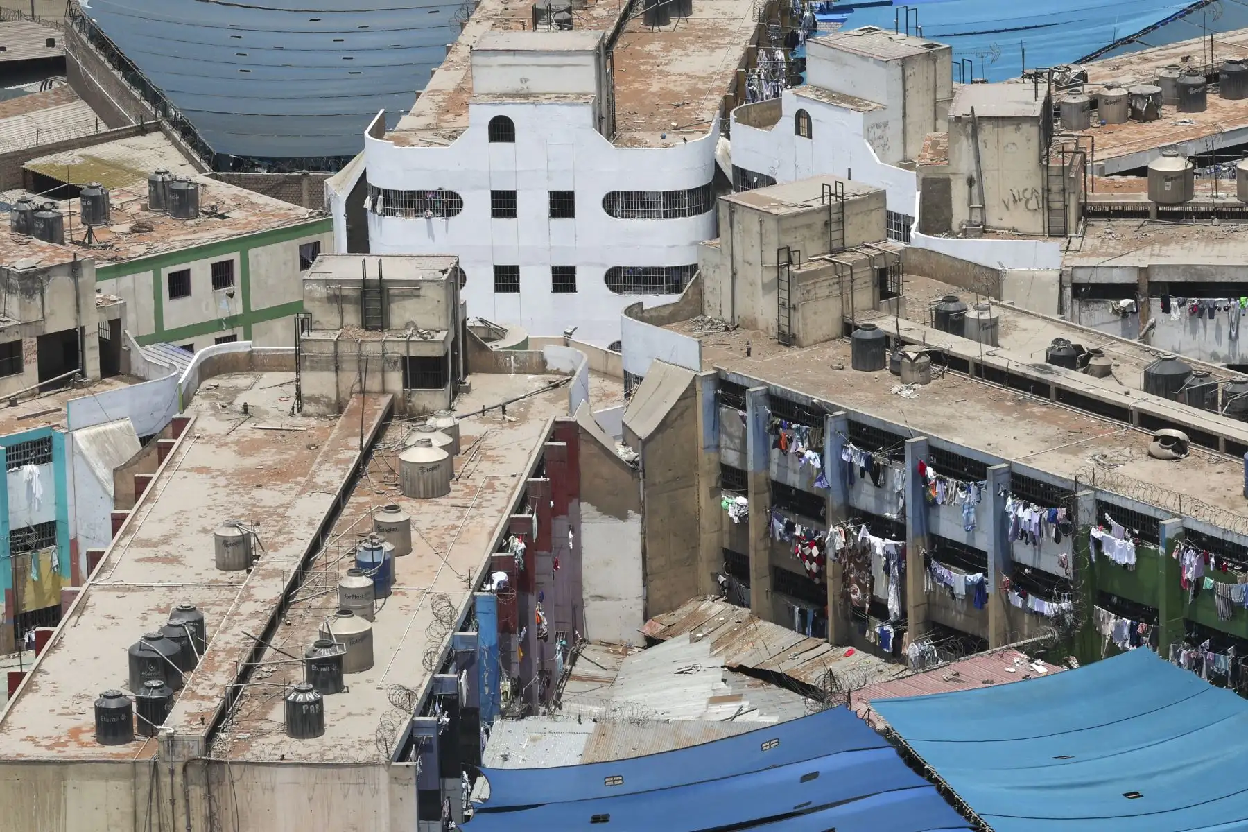 En un operativo orientado a fortalecer la seguridad ciudadana y la soberanía del espectro radioeléctrico, el Ministerio de Transportes y Comunicaciones (MTC) ejecutó la intervención e incautación de una estación de telecomunicaciones ilegal ubicada en las inmediaciones del establecimiento penitenciario Miguel Castro Castro, en el distrito limeño de San Juan de Lurigancho. Foto: Michael Ramón/MTC