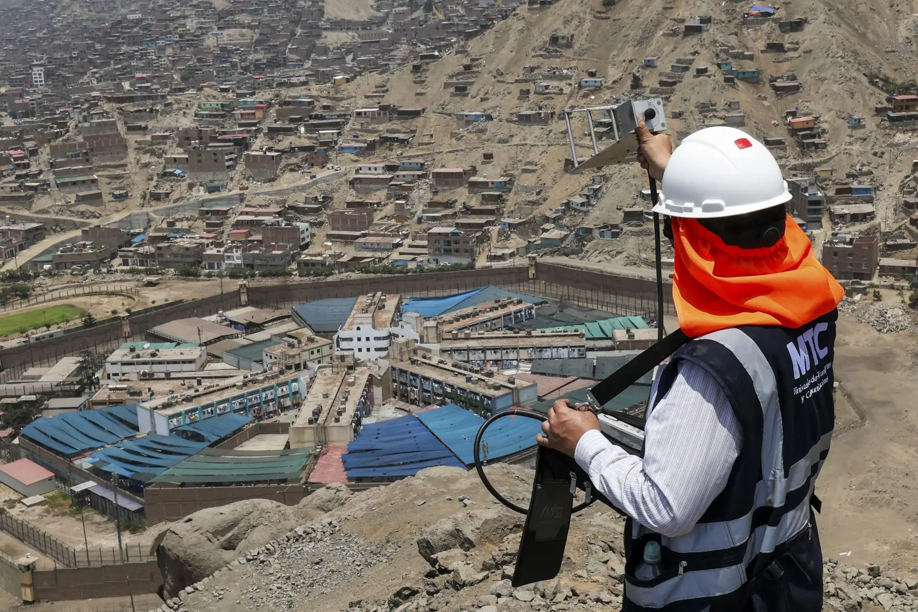 En un operativo orientado a fortalecer la seguridad ciudadana y la soberanía del espectro radioeléctrico, el Ministerio de Transportes y Comunicaciones (MTC) ejecutó la intervención e incautación de una estación de telecomunicaciones ilegal ubicada en las inmediaciones del establecimiento penitenciario Miguel Castro Castro, en el distrito limeño de San Juan de Lurigancho. Foto: Michael Ramón/MTC