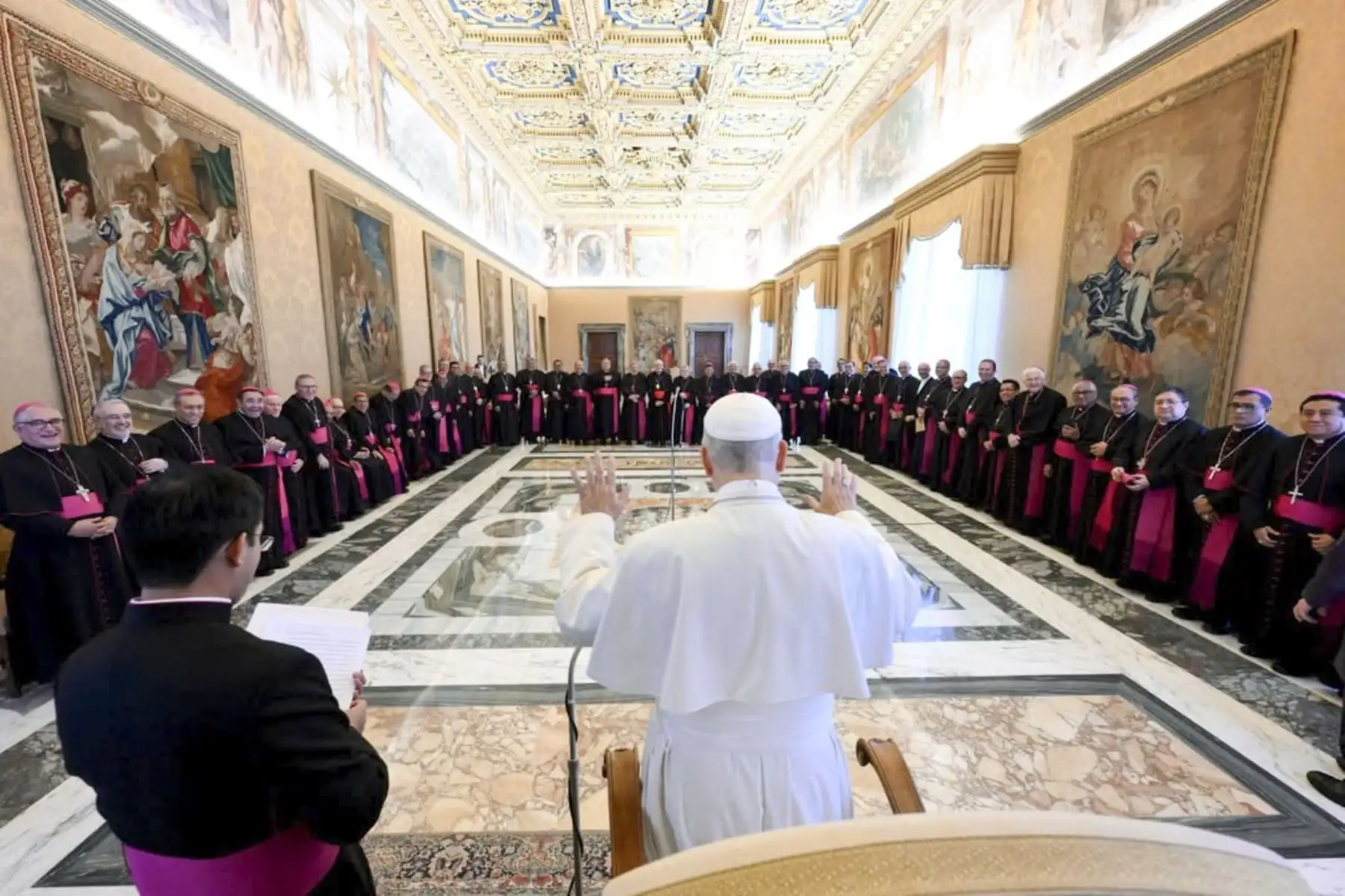 El Papa León XIV reafirmó el lugar especial que ocupa el Perú en su corazón durante la audiencia con los obispos peruanos, recordando con afecto las alegrías y dificultades vividas junto a los fieles y pastores del país. Valoró la fe sencilla de su gente y la fortaleza de una Iglesia capaz de esperar en medio de las pruebas. Asimismo, animó a los obispos a hacer fructificar en el presente la herencia espiritual recibida de grandes santos peruanos como Toribio, Rosa, Martín y Juan. Foto: Vatican News