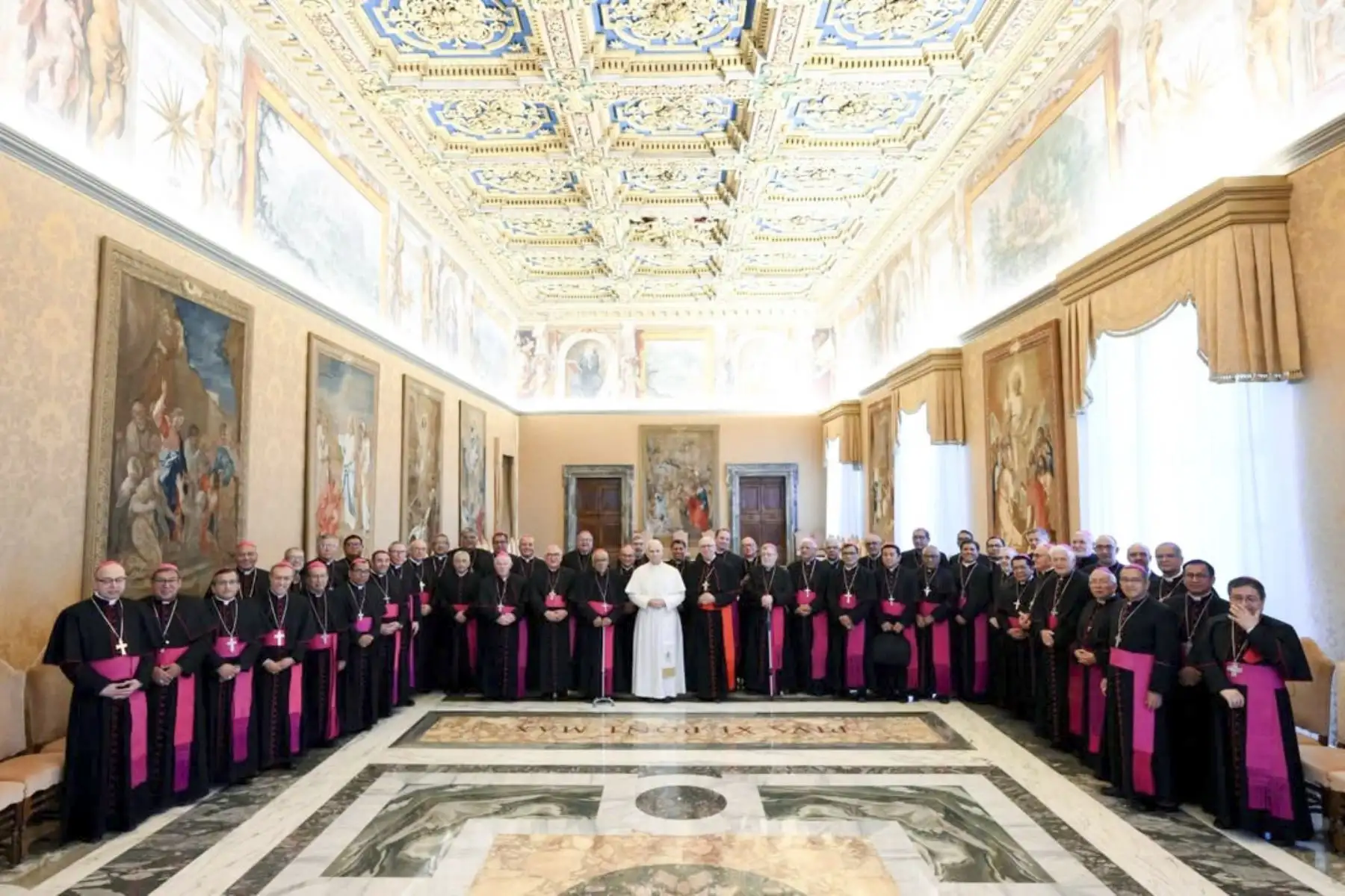 El Papa León XIV reafirmó el lugar especial que ocupa el Perú en su corazón durante la audiencia con los obispos peruanos, recordando con afecto las alegrías y dificultades vividas junto a los fieles y pastores del país. Valoró la fe sencilla de su gente y la fortaleza de una Iglesia capaz de esperar en medio de las pruebas. Asimismo, animó a los obispos a hacer fructificar en el presente la herencia espiritual recibida de grandes santos peruanos como Toribio, Rosa, Martín y Juan. Foto: Vatican News