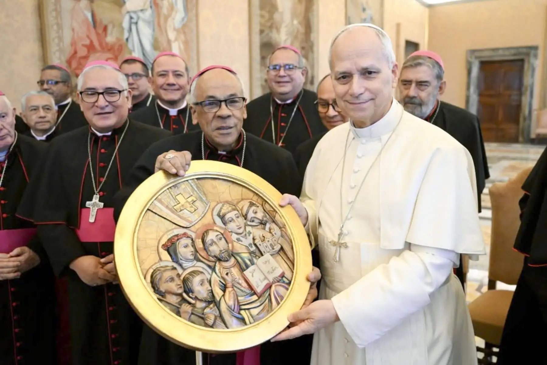 El Papa León XIV reafirmó el lugar especial que ocupa el Perú en su corazón durante la audiencia con los obispos peruanos, recordando con afecto las alegrías y dificultades vividas junto a los fieles y pastores del país. Valoró la fe sencilla de su gente y la fortaleza de una Iglesia capaz de esperar en medio de las pruebas. Asimismo, animó a los obispos a hacer fructificar en el presente la herencia espiritual recibida de grandes santos peruanos como Toribio, Rosa, Martín y Juan. Foto: Vatican News