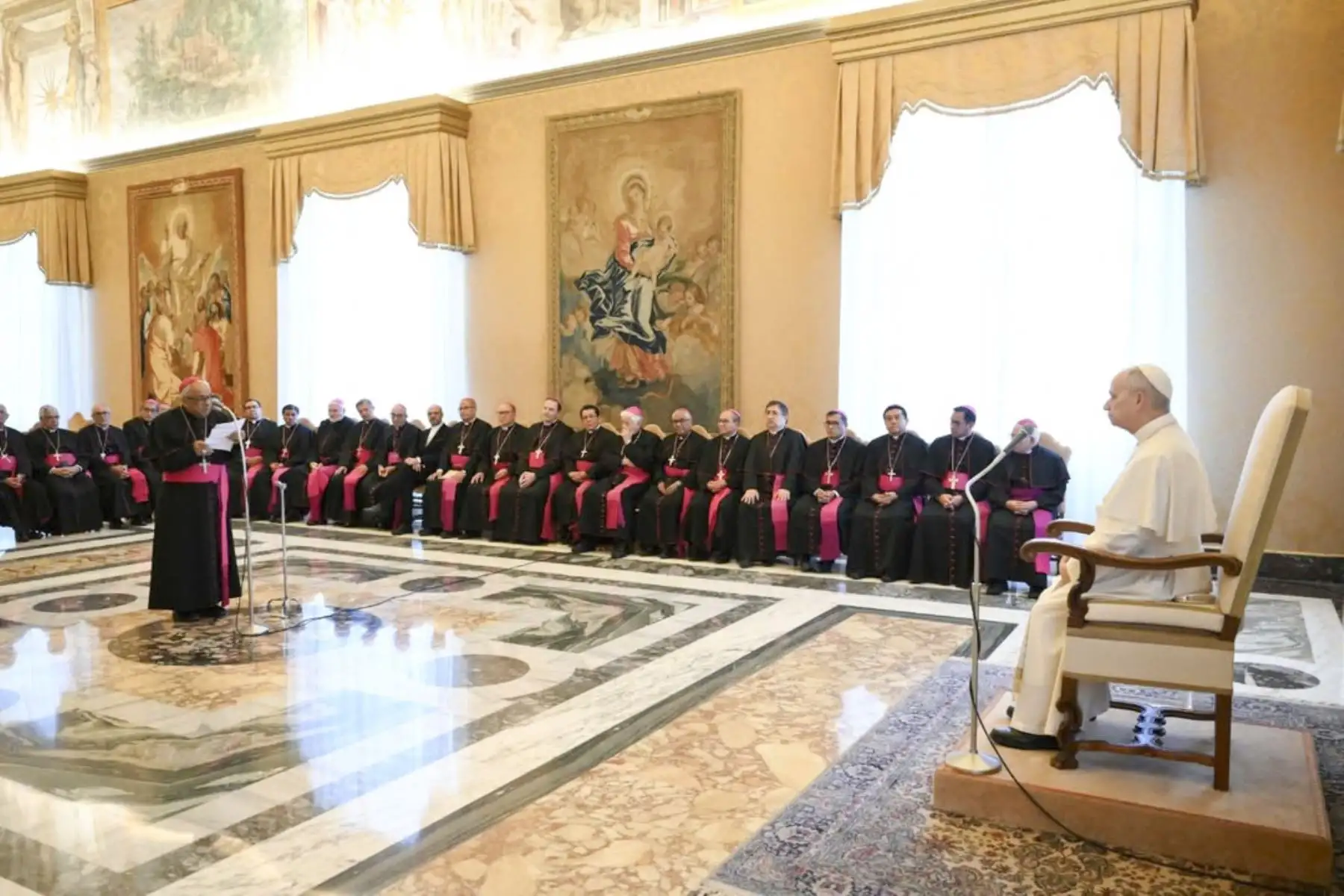 El Papa León XIV reafirmó el lugar especial que ocupa el Perú en su corazón durante la audiencia con los obispos peruanos, recordando con afecto las alegrías y dificultades vividas junto a los fieles y pastores del país. Valoró la fe sencilla de su gente y la fortaleza de una Iglesia capaz de esperar en medio de las pruebas. Asimismo, animó a los obispos a hacer fructificar en el presente la herencia espiritual recibida de grandes santos peruanos como Toribio, Rosa, Martín y Juan. Foto: Vatican News