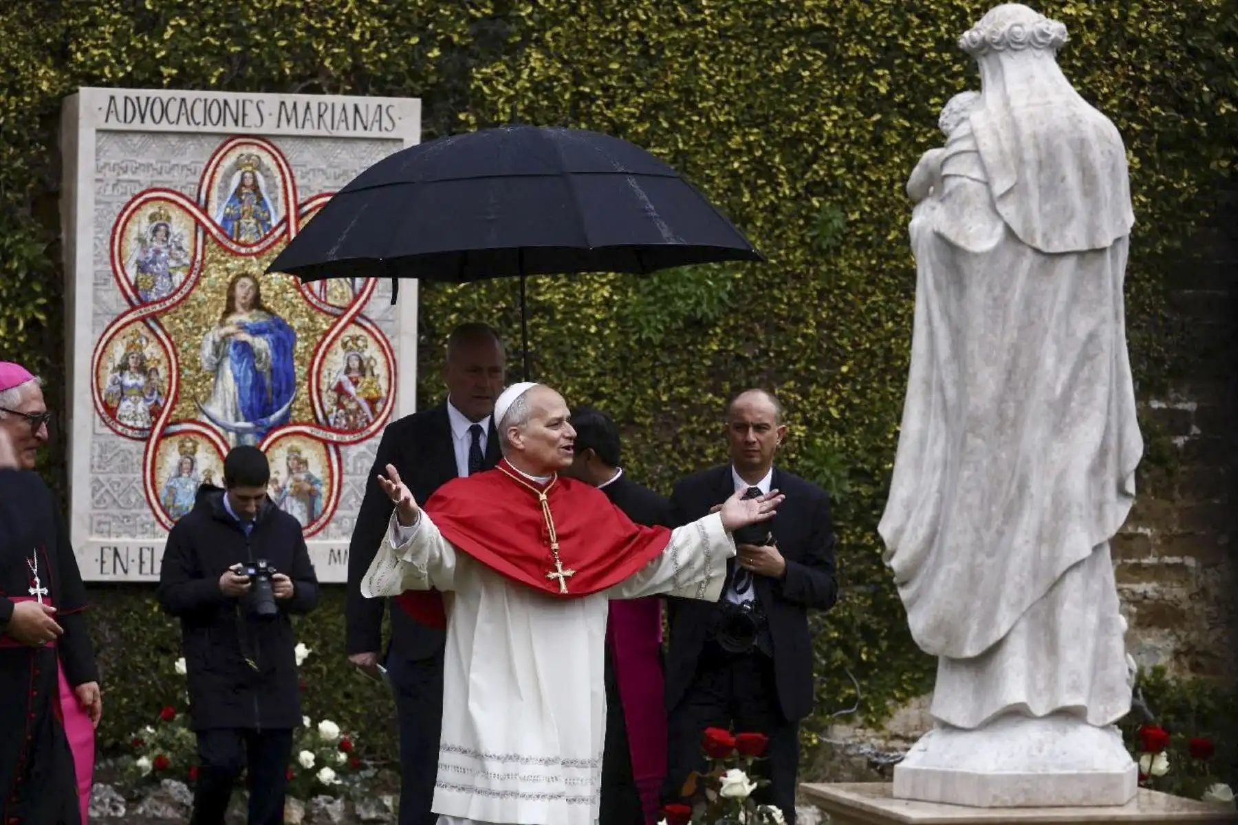 Ceremonia de entronización de una estatua de Santa Rosa de Lima y de un mosaico de la Virgen María en los Jardines Vaticanos. Foto: Vatican News