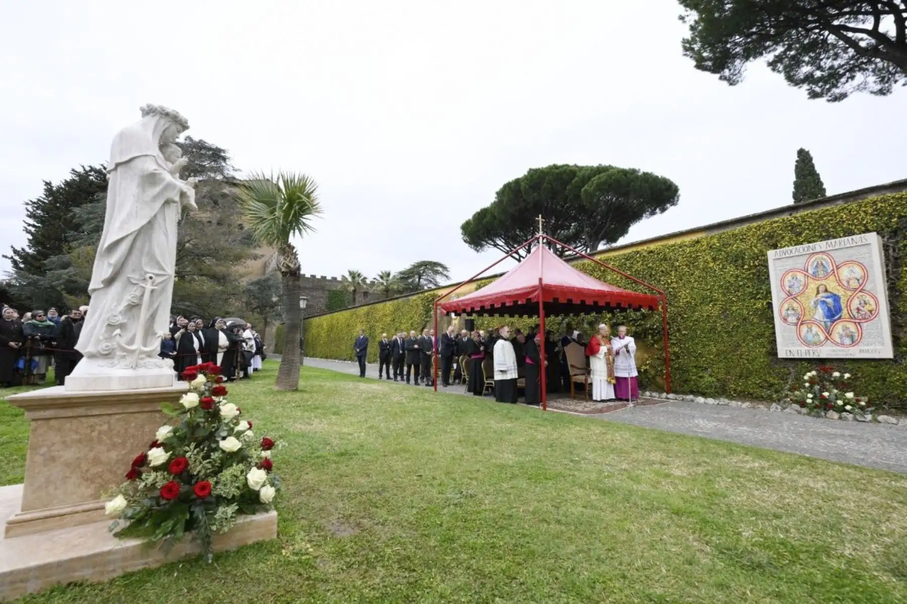 Este sábado 31 de enero, en los Jardines Vaticanos, el Santo Padre bendijo la imagen de Santa Rosa de Lima y un mosaico de la Santísima Virgen María, que representa las diversas advocaciones con la que es venerada en el Perú. El Papa: “Los animo a ser, con la gracia de Dios, testimonio y ejemplo de esa santidad en el mundo de hoy. Porque esa es la voluntad de Dios: nuestra propia santificación”. Foto: Vatican Media