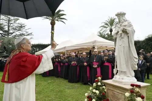 Papa León XIV entroniza imagen de Santa Rosa de Lima y mosaico mariano en el Vaticano