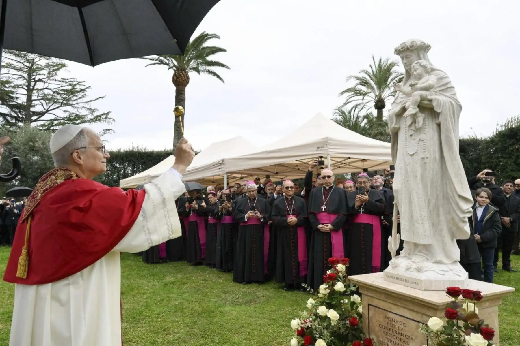 Este sábado 31 de enero, en los Jardines Vaticanos, el Santo Padre bendijo la imagen de Santa Rosa de Lima y un mosaico de la Santísima Virgen María, que representa las diversas advocaciones con la que es venerada en el Perú. El Papa: “Los animo a ser, con la gracia de Dios, testimonio y ejemplo de esa santidad en el mundo de hoy. Porque esa es la voluntad de Dios: nuestra propia santificación”. Foto: Vatican Media