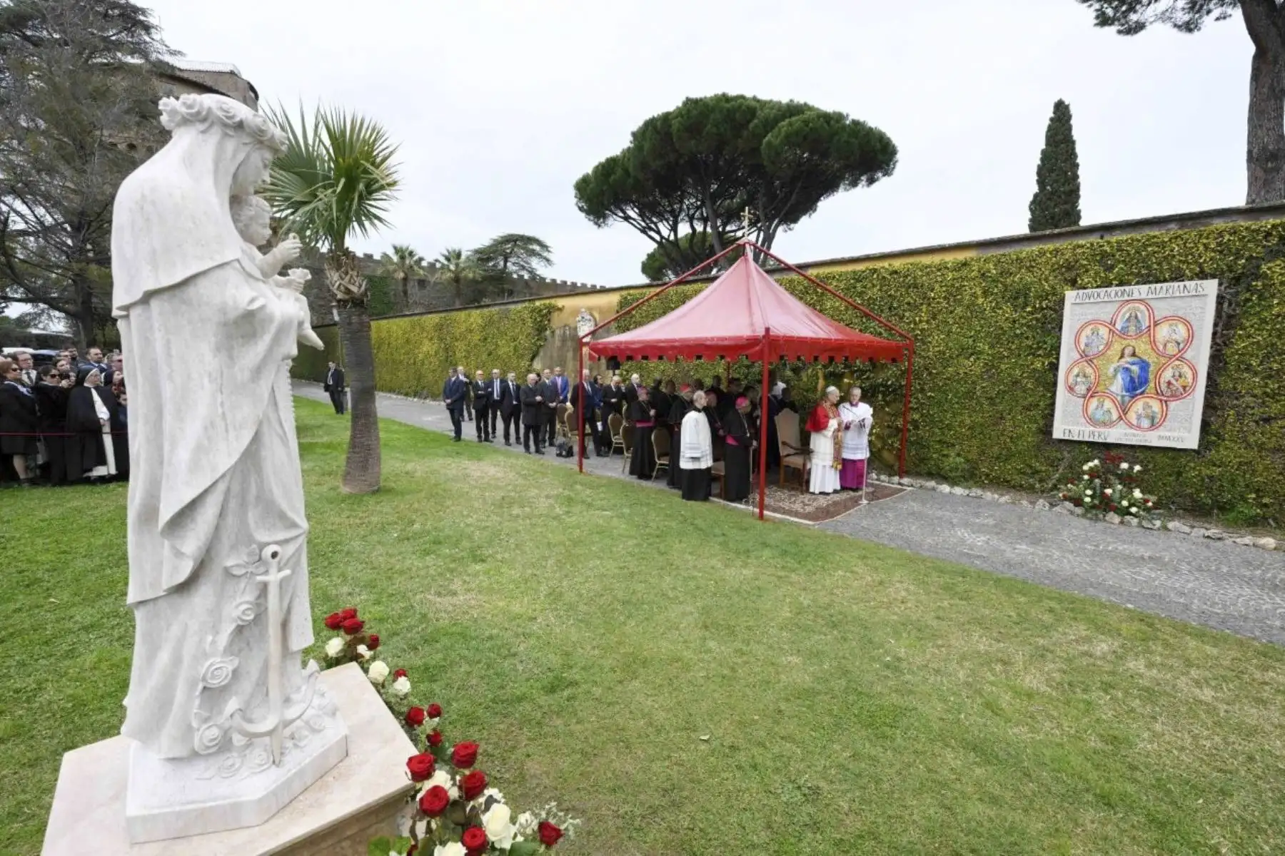 Este sábado 31 de enero, en los Jardines Vaticanos, el Santo Padre bendijo la imagen de Santa Rosa de Lima y un mosaico de la Santísima Virgen María, que representa las diversas advocaciones con la que es venerada en el Perú. El Papa: “Los animo a ser, con la gracia de Dios, testimonio y ejemplo de esa santidad en el mundo de hoy. Porque esa es la voluntad de Dios: nuestra propia santificación”. Foto: Vatican Media