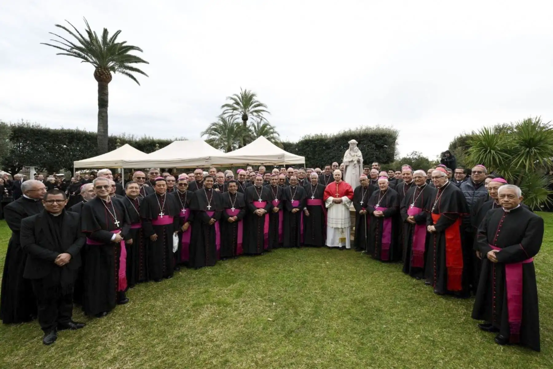Este sábado 31 de enero, en los Jardines Vaticanos, el Santo Padre bendijo la imagen de Santa Rosa de Lima y un mosaico de la Santísima Virgen María, que representa las diversas advocaciones con la que es venerada en el Perú. El Papa: “Los animo a ser, con la gracia de Dios, testimonio y ejemplo de esa santidad en el mundo de hoy. Porque esa es la voluntad de Dios: nuestra propia santificación”. Foto: Vatican Media