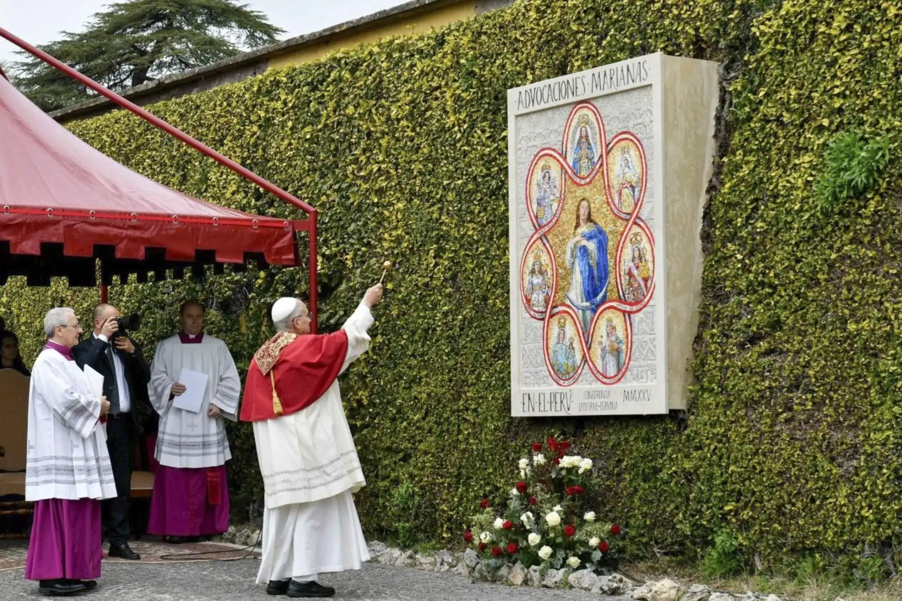Este sábado 31 de enero, en los Jardines Vaticanos, el Santo Padre bendijo la imagen de Santa Rosa de Lima y un mosaico de la Santísima Virgen María, que representa las diversas advocaciones con la que es venerada en el Perú. El Papa: “Los animo a ser, con la gracia de Dios, testimonio y ejemplo de esa santidad en el mundo de hoy. Porque esa es la voluntad de Dios: nuestra propia santificación”. Foto: Vatican Media