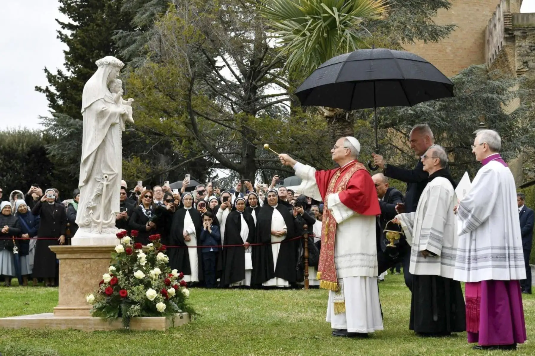 Este sábado 31 de enero, en los Jardines Vaticanos, el Santo Padre bendijo la imagen de Santa Rosa de Lima y un mosaico de la Santísima Virgen María, que representa las diversas advocaciones con la que es venerada en el Perú. El Papa: “Los animo a ser, con la gracia de Dios, testimonio y ejemplo de esa santidad en el mundo de hoy. Porque esa es la voluntad de Dios: nuestra propia santificación”. Foto: Vatican Media