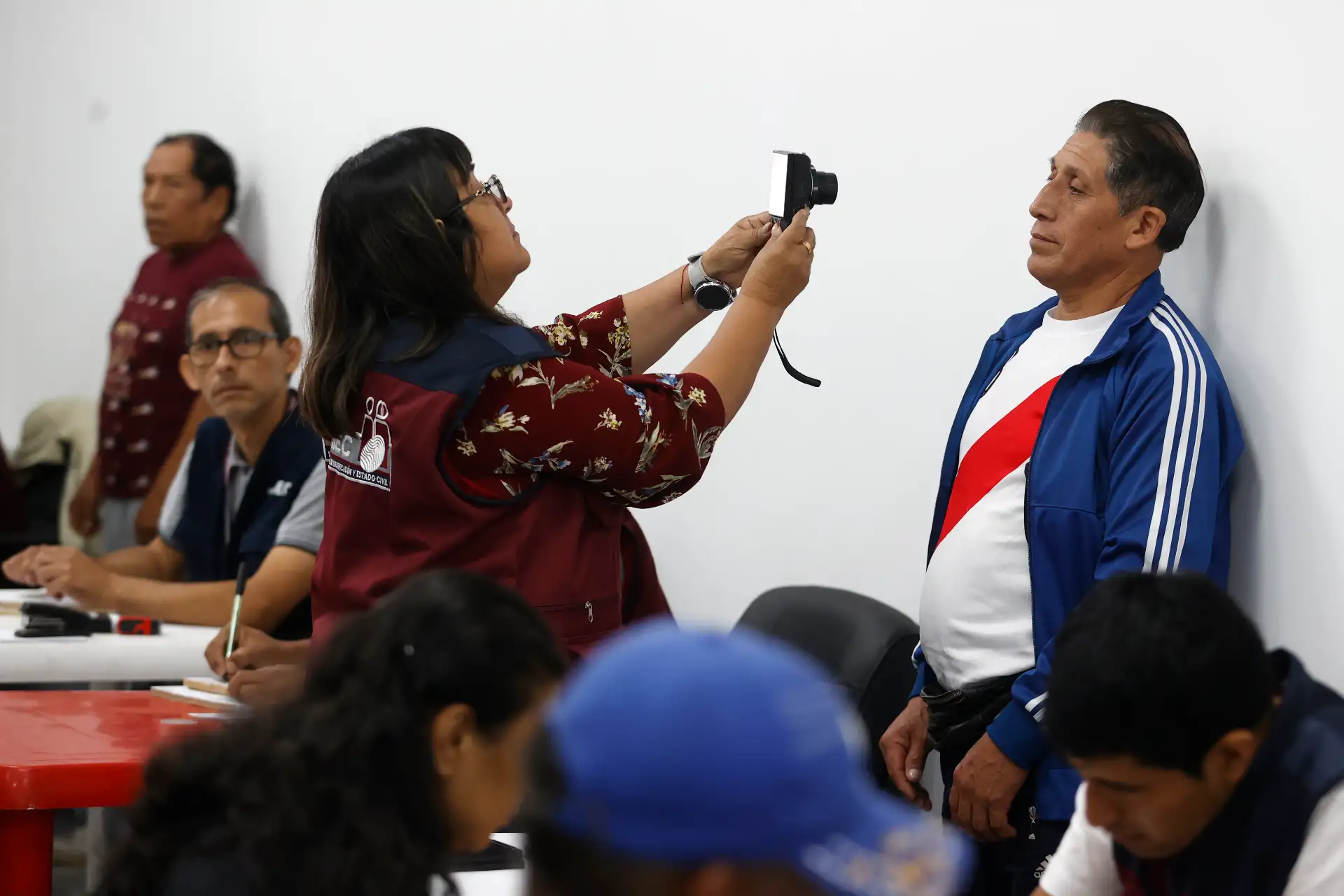 El Registro Nacional de Identificación y Estado Civil (Reniec) inició una mega campaña gratuita de actualización de documentos de identidad en el distrito del Rímac, con el fin de asegurar que los ciudadanos cuenten con datos personales actualizados. Esta acción busca facilitar el acceso a servicios y derechos fundamentales, reducir la indocumentación y fortalecer la inclusión social, reafirmando el compromiso del Reniec con una atención cercana y eficiente. Foto: ANDINA/Vidal Tarqui