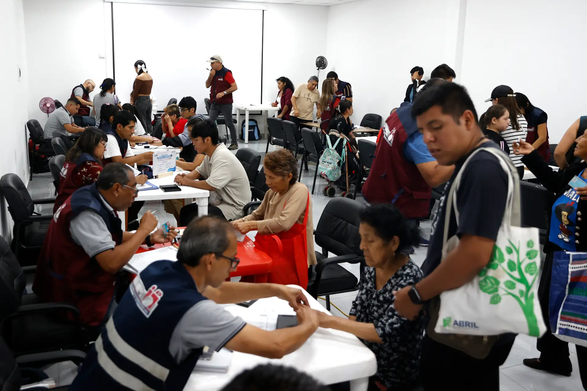 El Registro Nacional de Identificación y Estado Civil (Reniec) inició una mega campaña gratuita de actualización de documentos de identidad en el distrito del Rímac, con el fin de asegurar que los ciudadanos cuenten con datos personales actualizados. Esta acción busca facilitar el acceso a servicios y derechos fundamentales, reducir la indocumentación y fortalecer la inclusión social, reafirmando el compromiso del Reniec con una atención cercana y eficiente. Foto: ANDINA/Vidal Tarqui