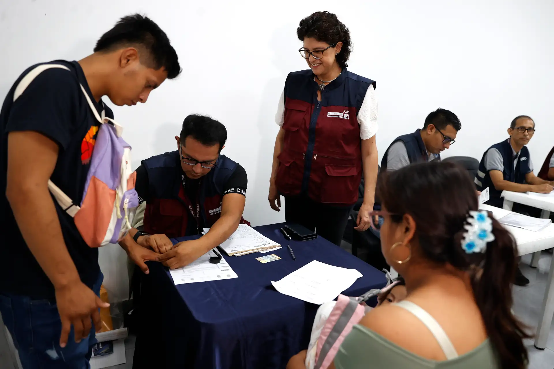 El Registro Nacional de Identificación y Estado Civil (Reniec) inició una mega campaña gratuita de actualización de documentos de identidad en el distrito del Rímac, con el fin de asegurar que los ciudadanos cuenten con datos personales actualizados. Esta acción busca facilitar el acceso a servicios y derechos fundamentales, reducir la indocumentación y fortalecer la inclusión social, reafirmando el compromiso del Reniec con una atención cercana y eficiente. Foto: ANDINA/Vidal Tarqui