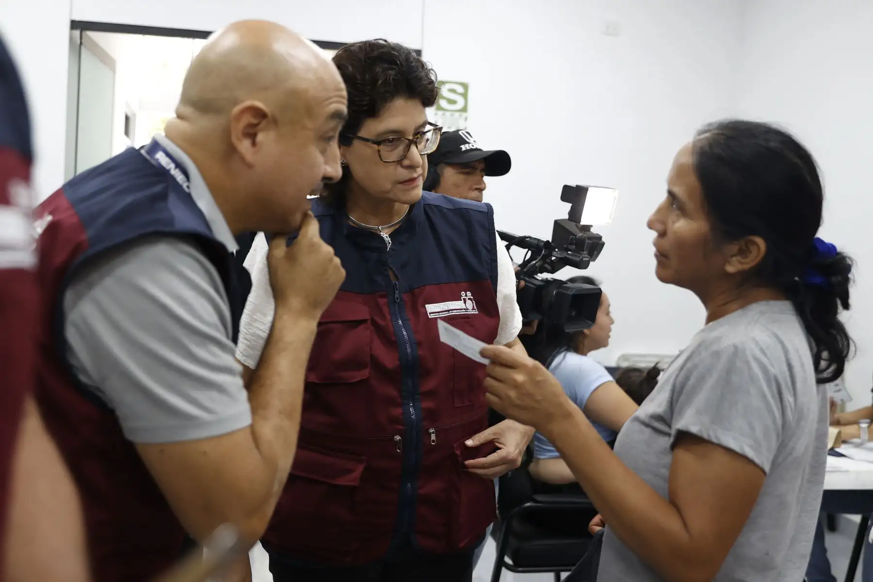 El Registro Nacional de Identificación y Estado Civil (Reniec) inició una mega campaña gratuita de actualización de documentos de identidad en el distrito del Rímac, con el fin de asegurar que los ciudadanos cuenten con datos personales actualizados. Esta acción busca facilitar el acceso a servicios y derechos fundamentales, reducir la indocumentación y fortalecer la inclusión social, reafirmando el compromiso del Reniec con una atención cercana y eficiente. Foto: ANDINA/Vidal Tarqui