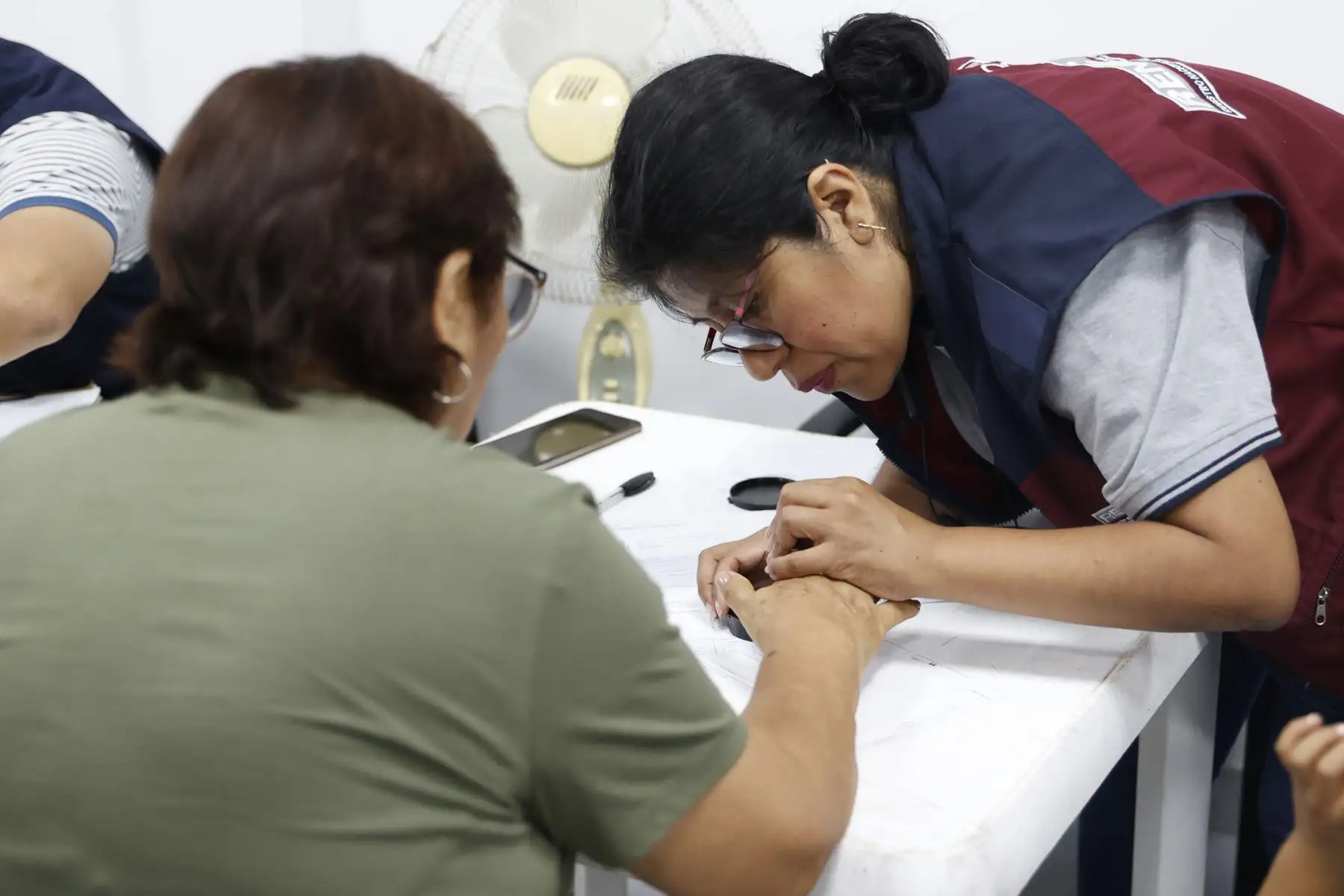 El Registro Nacional de Identificación y Estado Civil (Reniec) inició una mega campaña gratuita de actualización de documentos de identidad en el distrito del Rímac, con el fin de asegurar que los ciudadanos cuenten con datos personales actualizados. Esta acción busca facilitar el acceso a servicios y derechos fundamentales, reducir la indocumentación y fortalecer la inclusión social, reafirmando el compromiso del Reniec con una atención cercana y eficiente. Foto: ANDINA/Vidal Tarqui