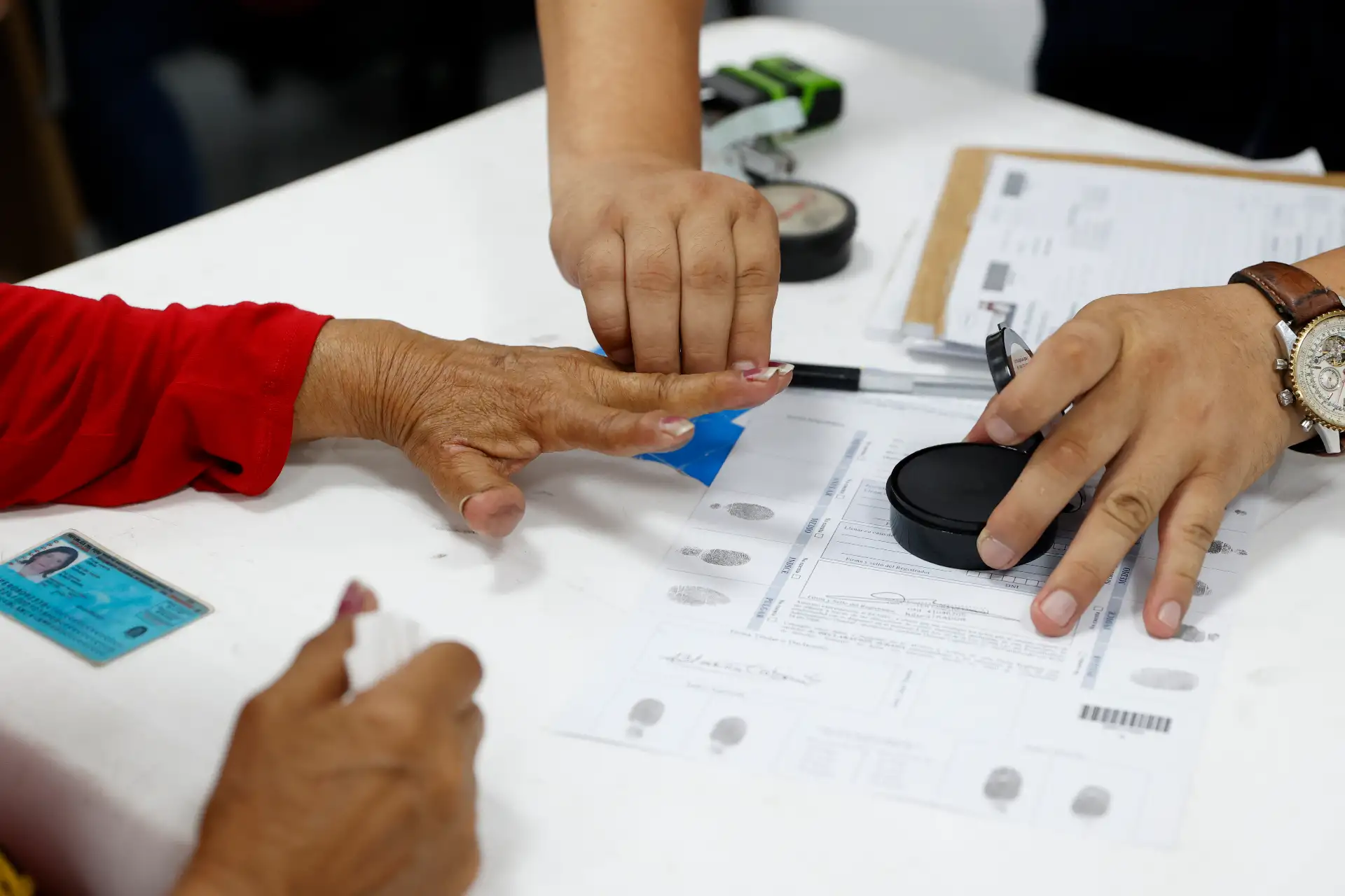 El Registro Nacional de Identificación y Estado Civil (Reniec) inició una mega campaña gratuita de actualización de documentos de identidad en el distrito del Rímac, con el fin de asegurar que los ciudadanos cuenten con datos personales actualizados. Esta acción busca facilitar el acceso a servicios y derechos fundamentales, reducir la indocumentación y fortalecer la inclusión social, reafirmando el compromiso del Reniec con una atención cercana y eficiente. Foto: ANDINA/Vidal Tarqui