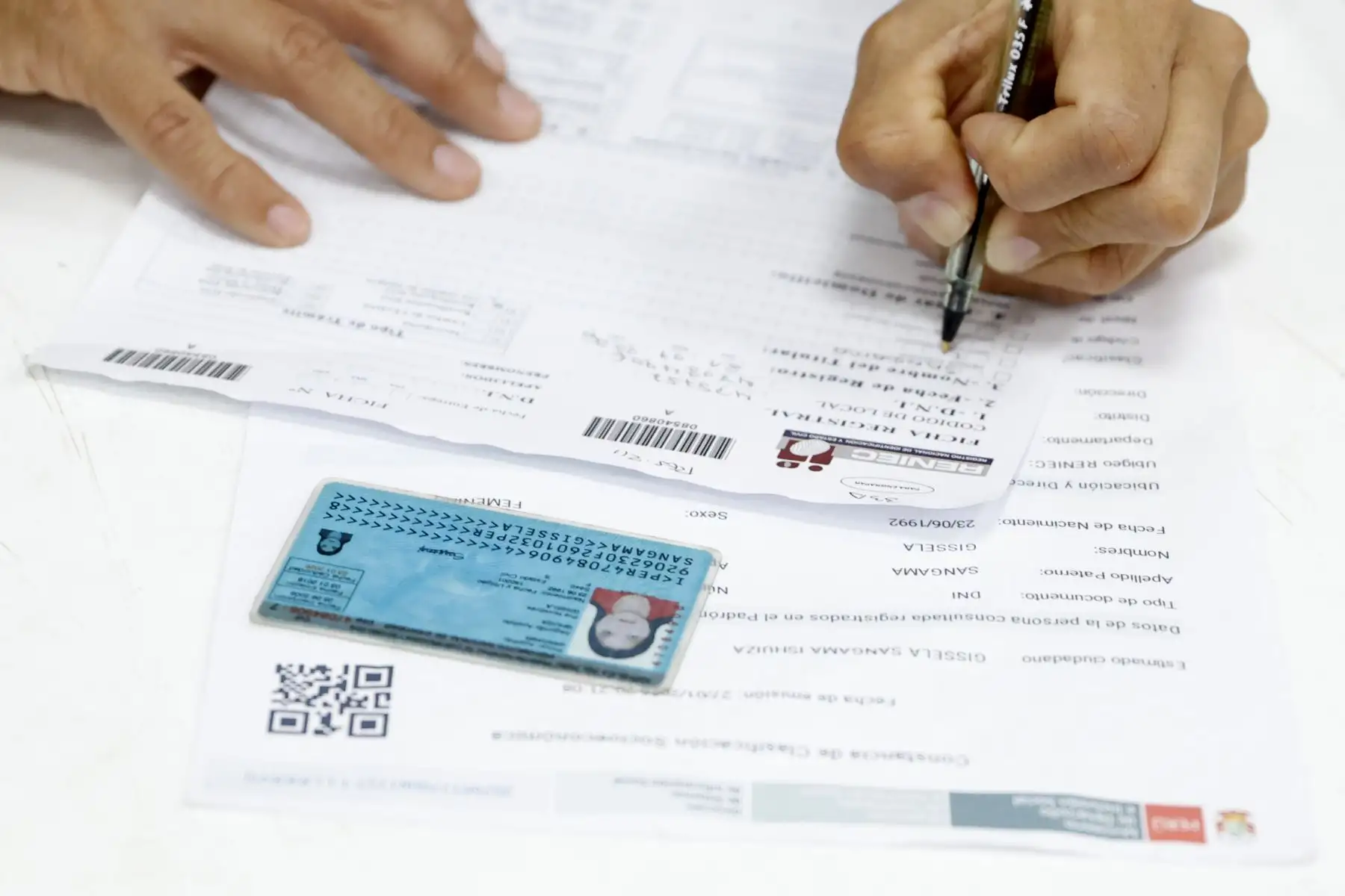 El Registro Nacional de Identificación y Estado Civil (Reniec) inició una mega campaña gratuita de actualización de documentos de identidad en el distrito del Rímac, con el fin de asegurar que los ciudadanos cuenten con datos personales actualizados. Esta acción busca facilitar el acceso a servicios y derechos fundamentales, reducir la indocumentación y fortalecer la inclusión social, reafirmando el compromiso del Reniec con una atención cercana y eficiente. Foto: ANDINA/Vidal Tarqui