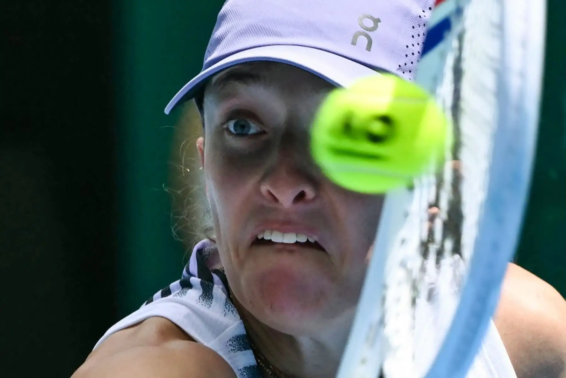 La polaca Iga Swiatek regresa a la de Kazajistán Elena Rybakina durante su partido de cuartos de final individuales femeninos en el día once del torneo de tenis Abierto de Australia en Melbourne el 28 de enero de 2026. (Foto de WILLIAM WEST / AFP)