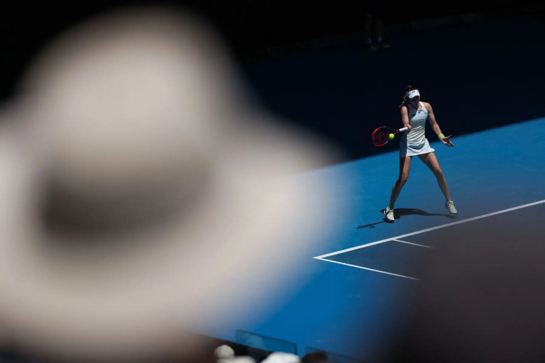 La de Kazajistán Elena Rybakina regresa a la polaca Iga Swiatek durante su partido de cuartos de final individuales femenino en el día once del torneo de tenis Abierto de Australia en Melbourne el 28 de enero de 2026. (Foto de Martin KEEP / AFP)