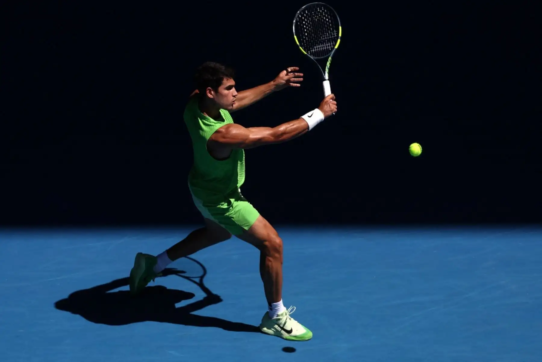 El español Carlos Alcaraz regresa al alemán Alexander Zverev durante su partido de semifinales individuales masculinos en el día trece del torneo de tenis Abierto de Australia en Melbourne el 30 de enero de 2026. (Foto de David GRAY / AFP)