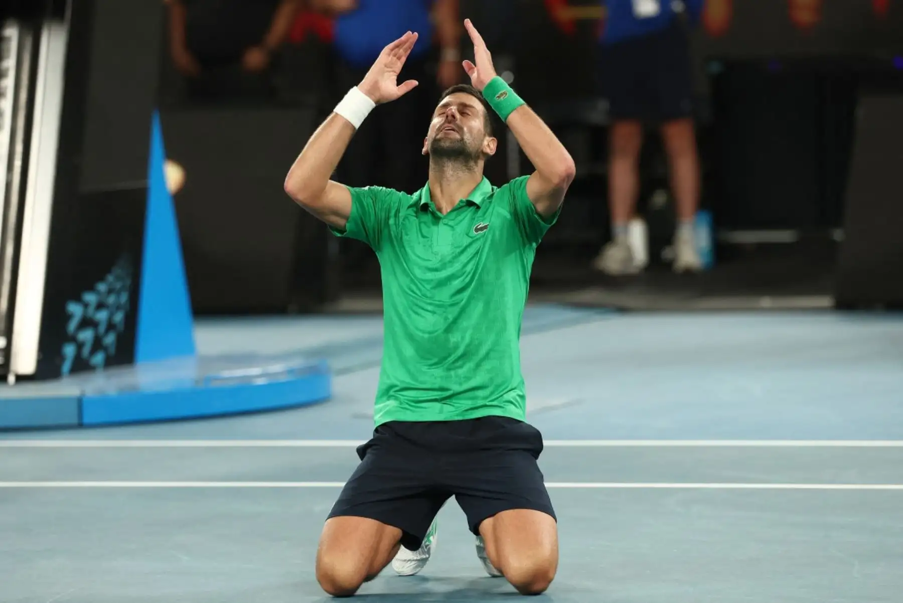 El serbio Novak Djokovic celebra la victoria sobre el italiano Jannik Sinner después de su partido de semifinales individuales masculinos en el día trece del torneo de tenis Abierto de Australia en Melbourne el 31 de enero de 2026. (Foto de IZHAR KHAN / AFP)