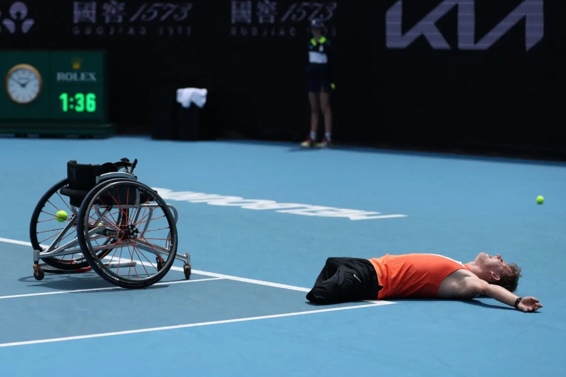 Niels Vink, de los Países Bajos, celebra después de su victoria contra su compatriota Sam Schroder en su partido final en silla de ruedas cuádruple el día catorce del torneo de tenis Abierto de Australia en Melbourne el 31 de enero de 2026. (Foto de Martin KEEP / AFP)