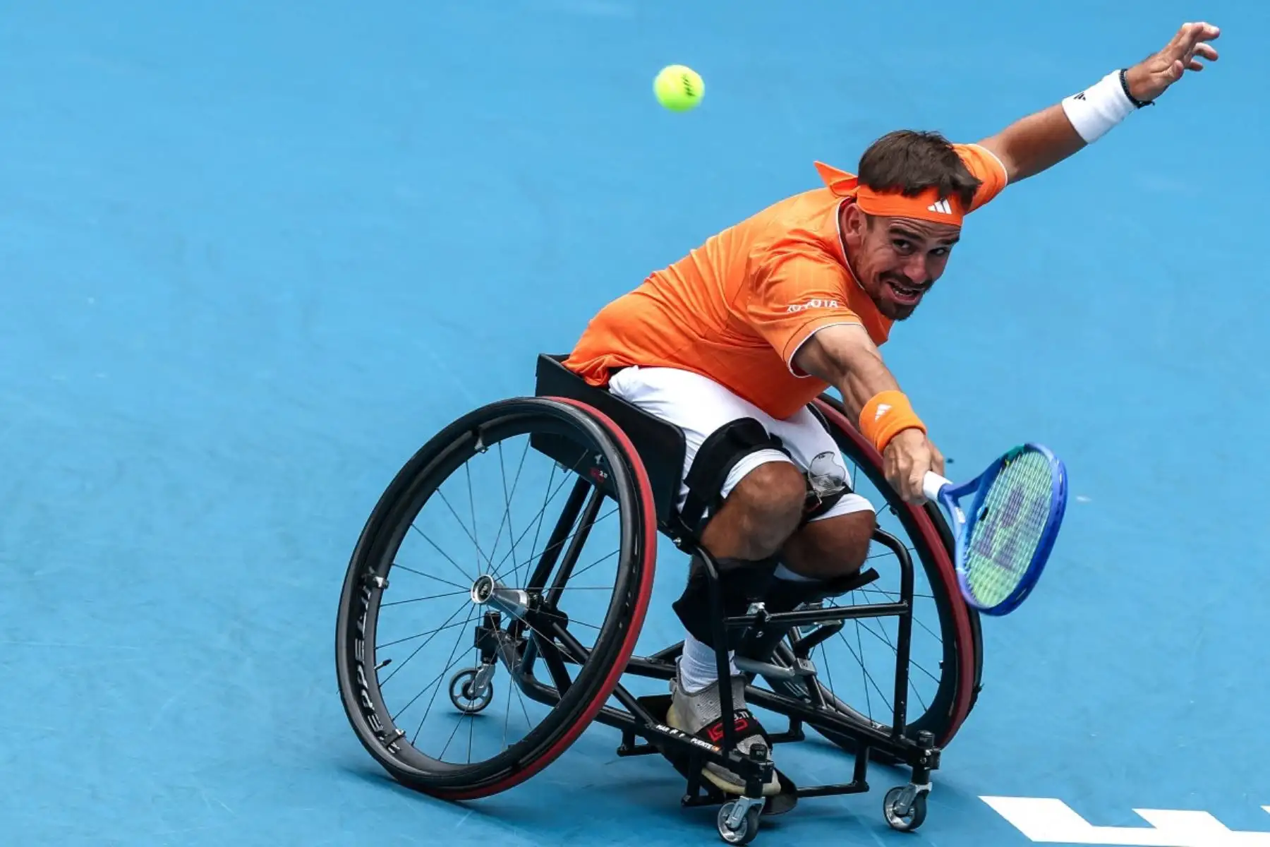 El español Martin De la Puente regresa al Tokio Oda de Japón durante su partido final en silla de ruedas masculina en el día catorce del torneo de tenis Abierto de Australia en Melbourne el 31 de enero de 2026. (Foto de IZHAR KHAN / AFP)