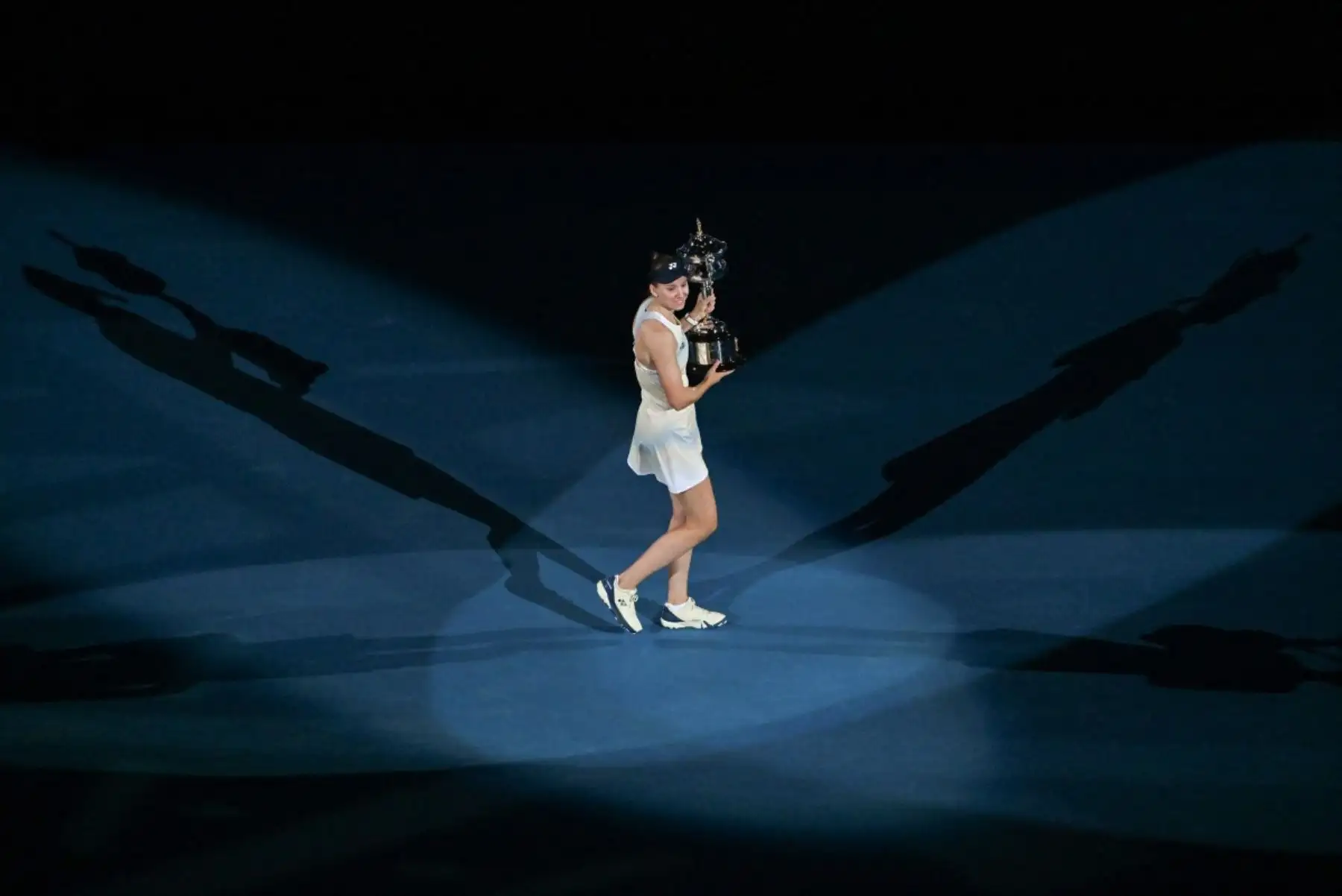 Elena Rybakina de Kazajstán celebra con la Copa Memorial Daphne Akhurst después de su victoria contra Aryna Sabalenka de Bielorrusia durante el partido final de individuales femeninos en el día catorce del torneo de tenis Abierto de Australia en Melbourne el 31 de enero de 2026. (Foto de Paul Crock / AFP)