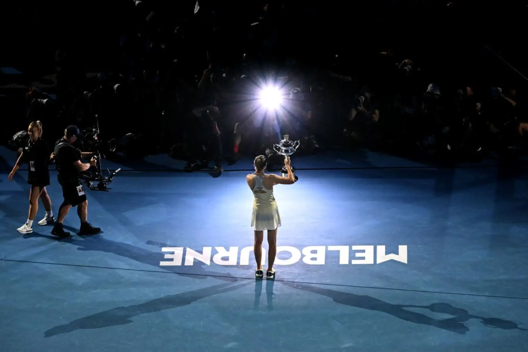 Elena Rybakina de Kazajstán celebra con la Copa Memorial Daphne Akhurst después de su victoria contra Aryna Sabalenka de Bielorrusia durante el partido final de individuales femeninos en el día catorce del torneo de tenis Abierto de Australia en Melbourne el 31 de enero de 2026. (Foto de Saeed Khan / AFP)
