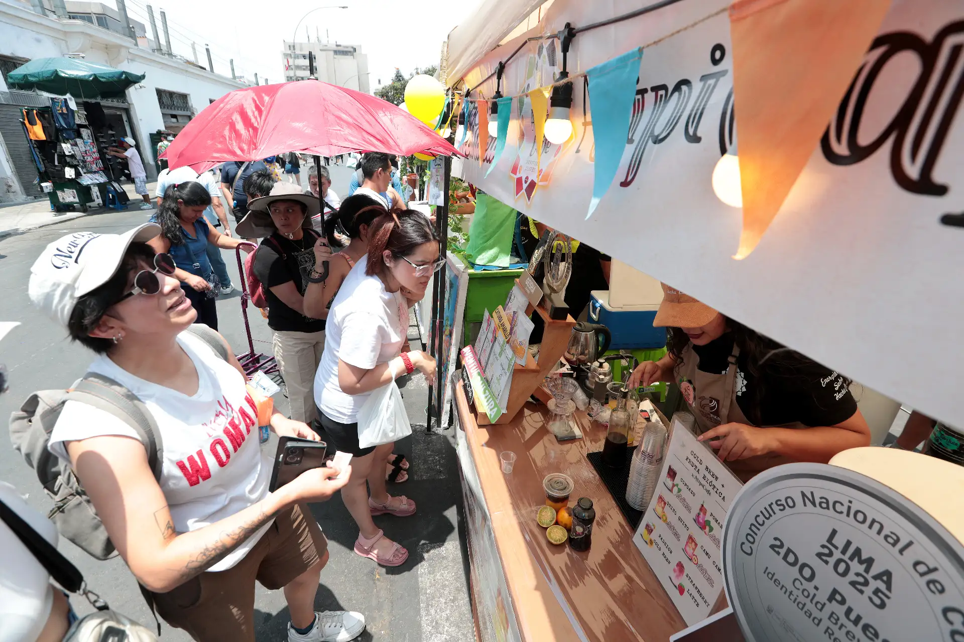 la feria está pensada como un espacio para compartir en familia y con amigos, promoviendo el consumo de productos locales.
Foto: ANDINA/Verónica Calderón Zúñiga