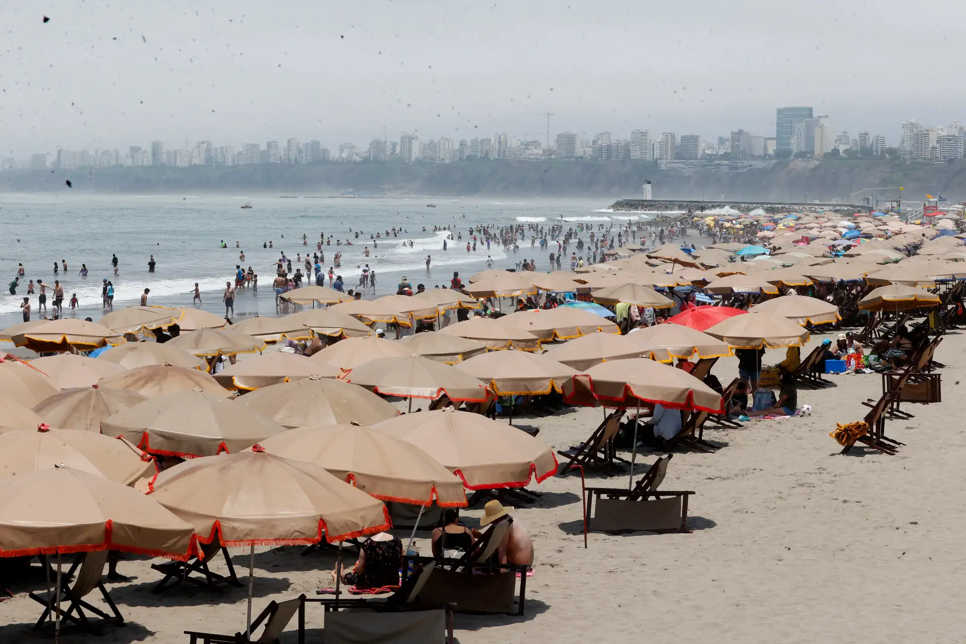 Durante las últimas semanas, Lima experimenta numerosos días de sol sofocante que han animado a las familias limeñas,ir a las playas, entre ellas, la playa Agua Dulce en Chorrillos.
Foto: ANDINA/ Vidal Tarqui