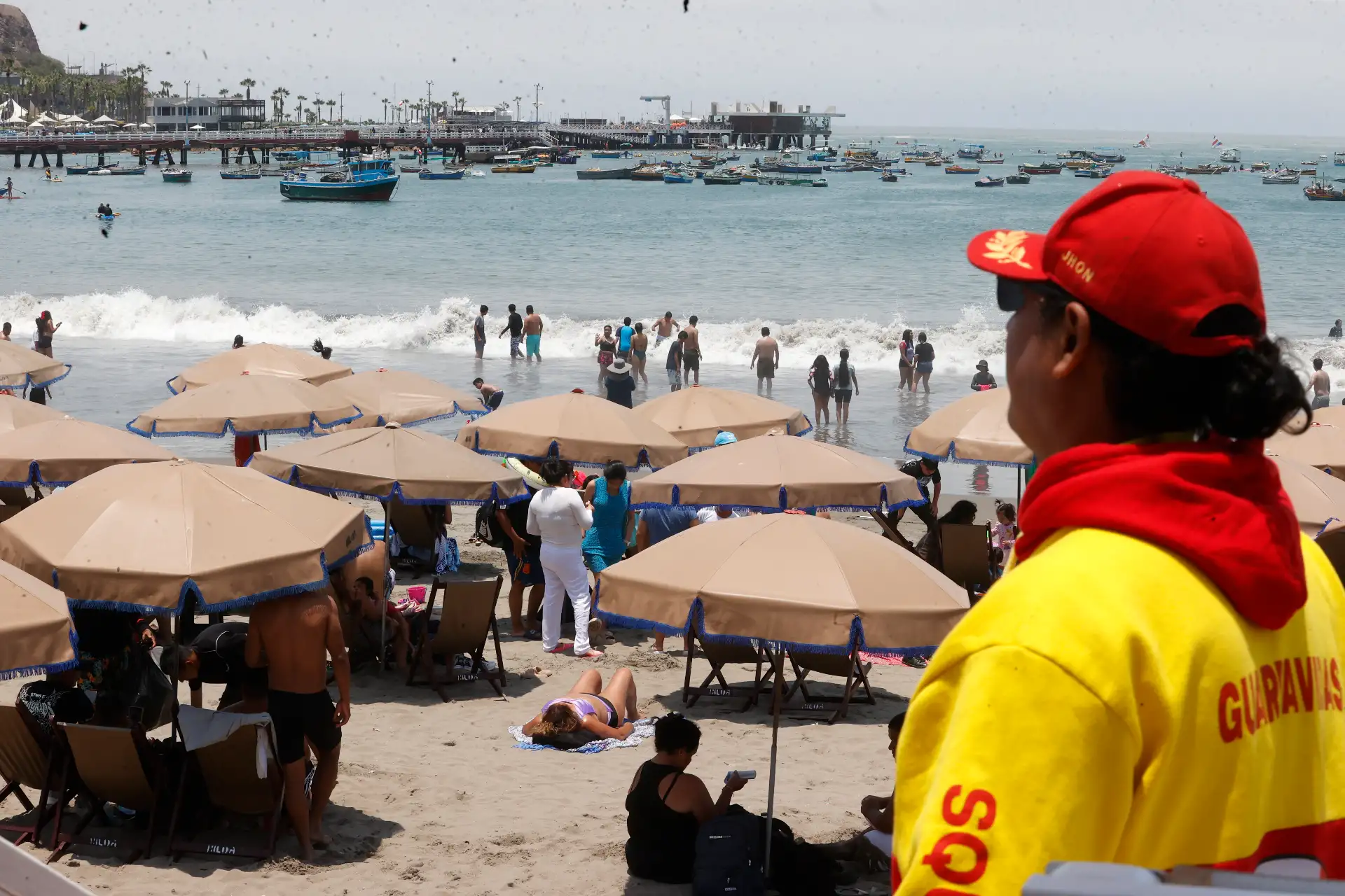Durante las últimas semanas, Lima experimenta numerosos días de sol sofocante que han animado a los limeños,ir a la playa Agua Dulce en Chorrillos.
Foto: ANDINA/ Vidal Tarqui