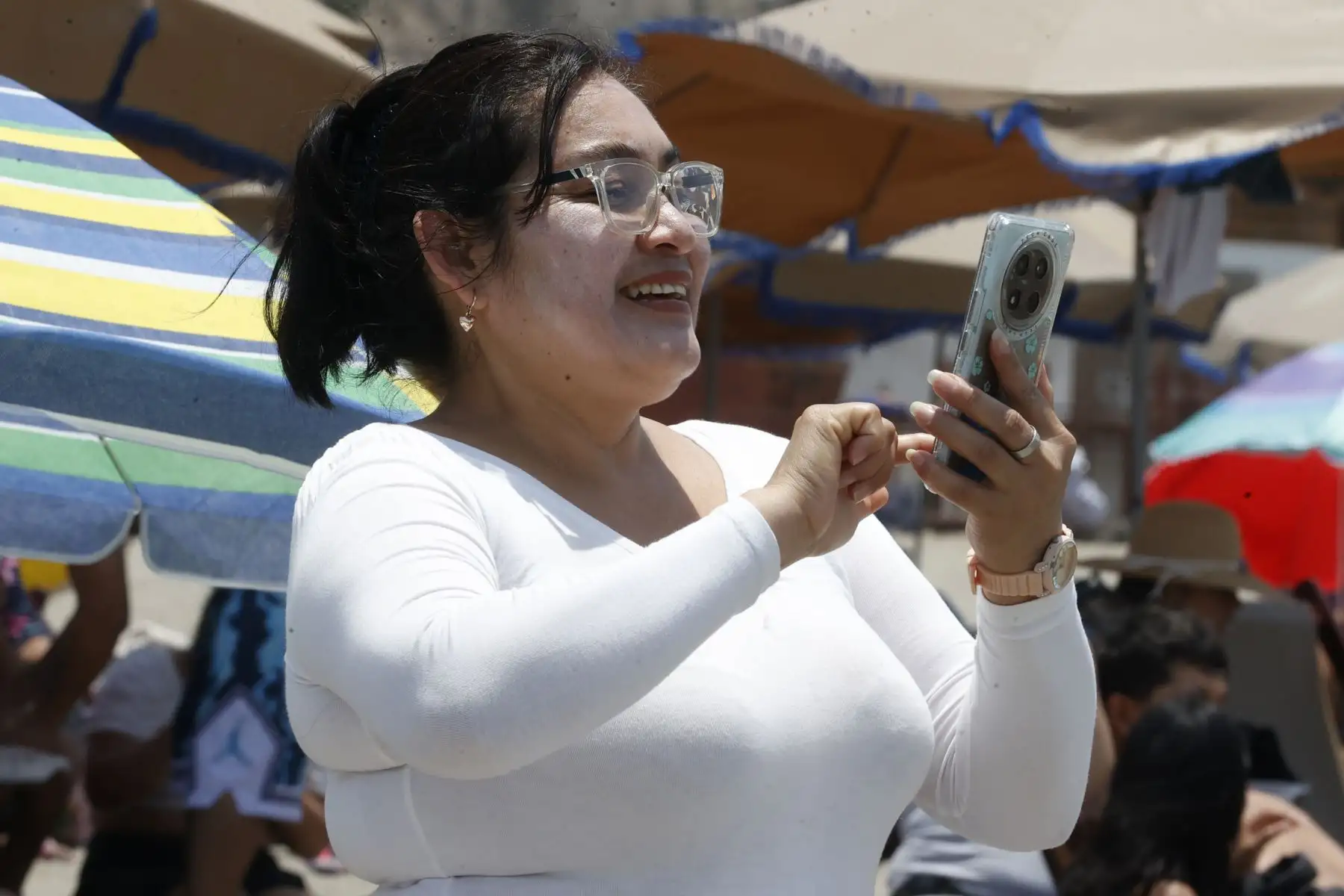 Una sombrilla oscura protege de la radiación, pero genera mayor sofocamiento porque el color oscuro absorbe el calor. Por ello, se recomienda también optar por colores claros o intermedios”, señaló.