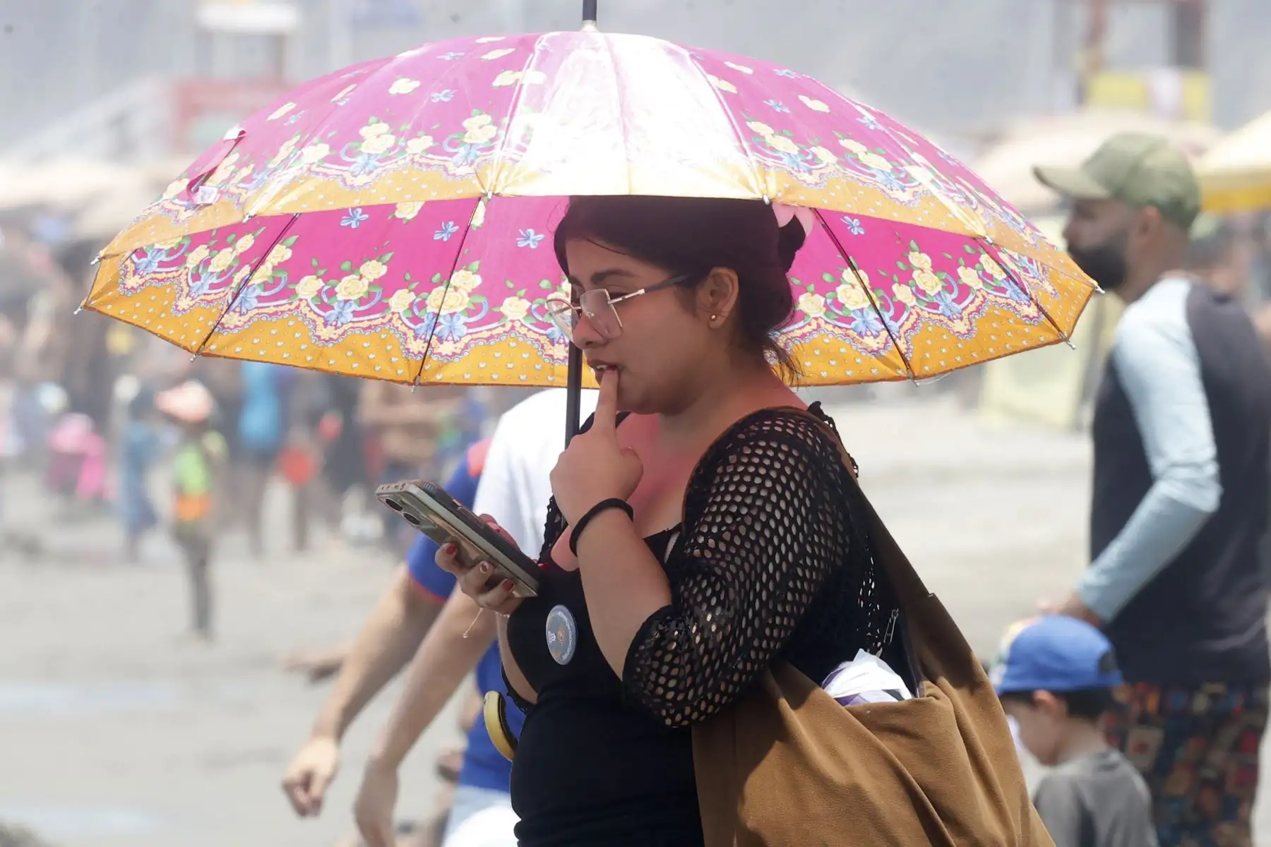 Durante las últimas semanas, Lima experimenta numerosos días de sol sofocante que han animado a los limeños,ir a la playa Agua Dulce en Chorrillos.
Foto: ANDINA/ Vidal Tarqui