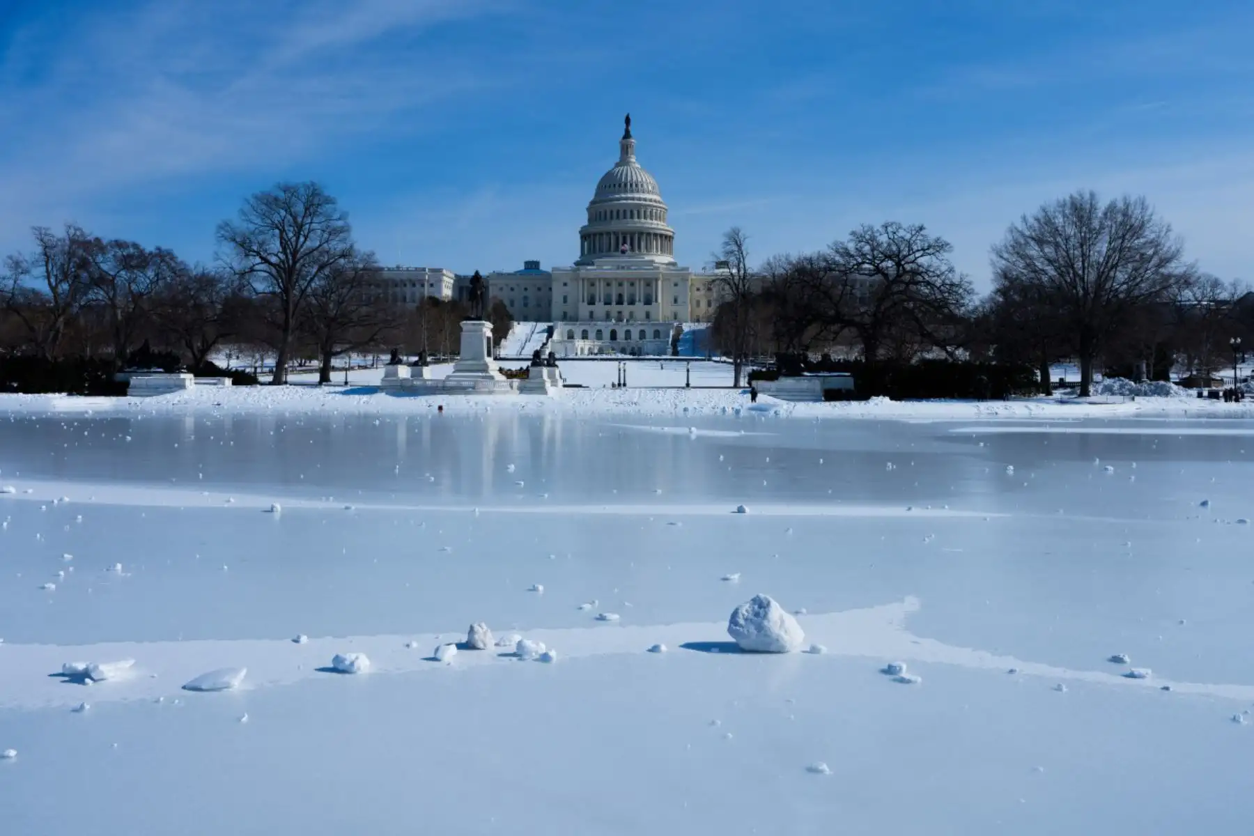 El Capitolio de los Estados Unidos se encuentra detrás del congelado estanque reflectante del Capitolio en el National Mall de Washington, D.C.
Foto: AFP
