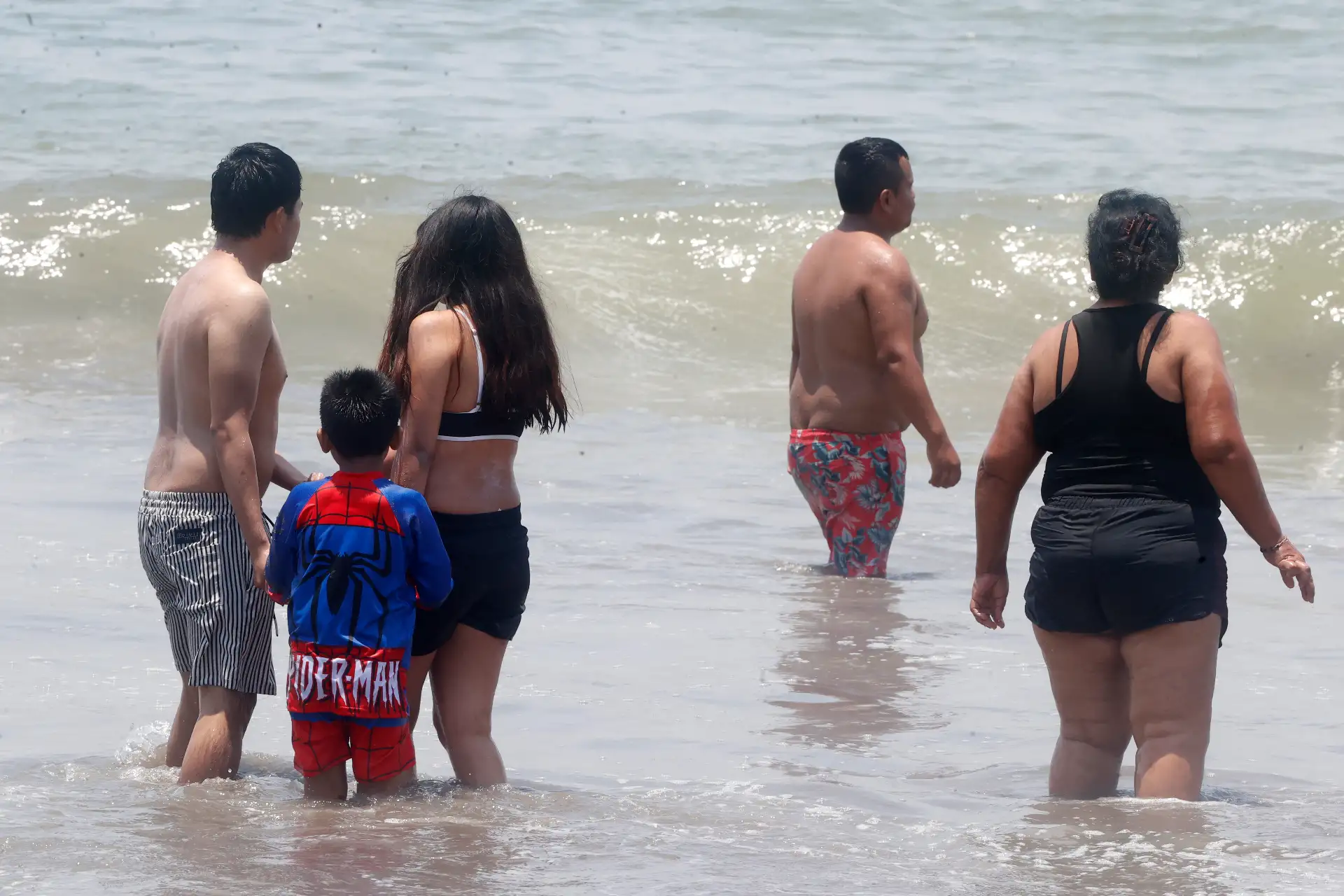 Durante las últimas semanas, Lima experimenta numerosos días de sol sofocante que han animado a las familias limeñas,ir a las playas, entre ellas, la playa Agua Dulce en Chorrillos.
Foto: ANDINA/ Vidal Tarqui