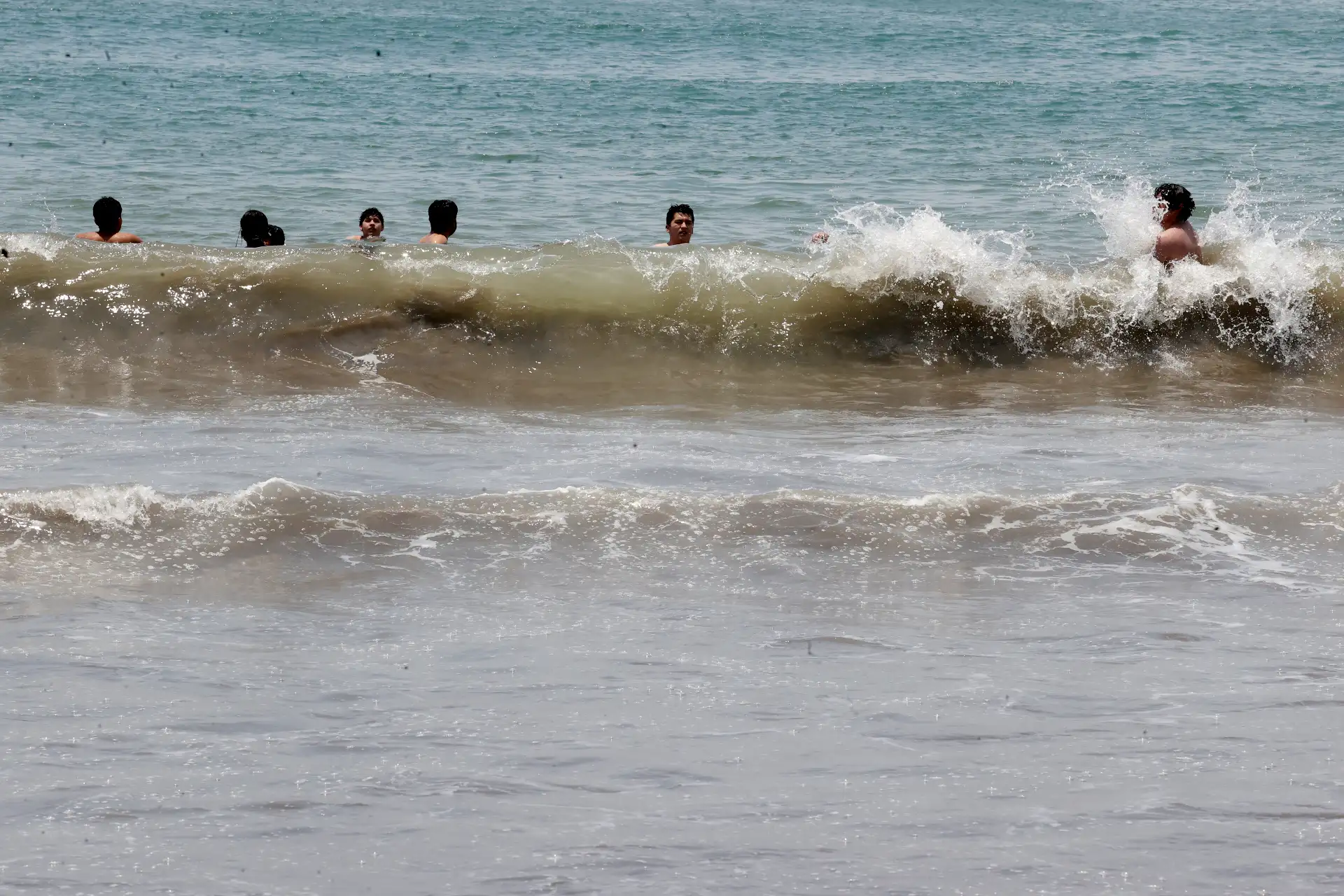 Durante las últimas semanas, Lima experimenta numerosos días de sol sofocante que han animado a las familias limeñas,ir a las playas, entre ellas, la playa Agua Dulce en Chorrillos.
Foto: ANDINA/ Vidal Tarqui