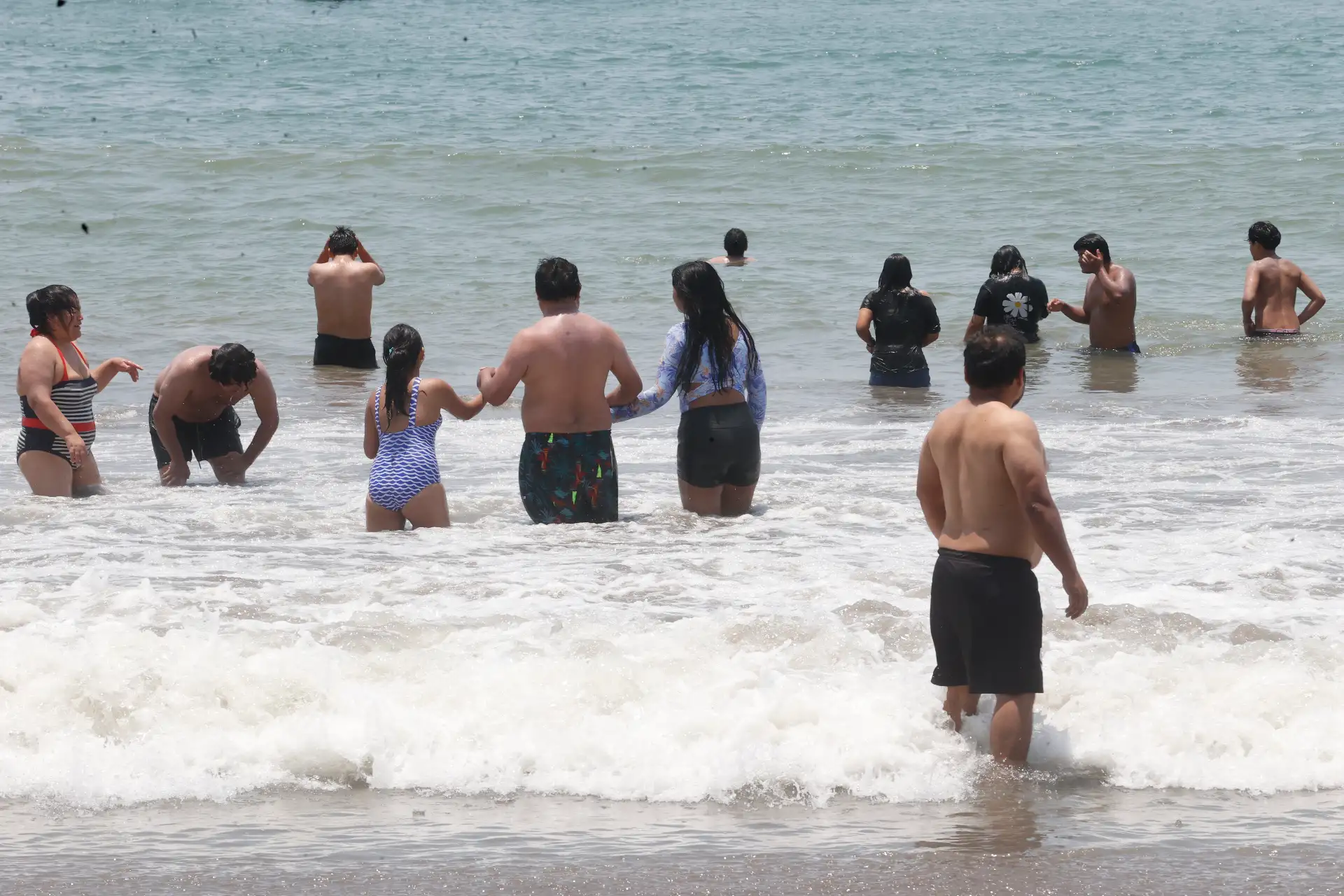 Durante las últimas semanas, Lima experimenta numerosos días de sol sofocante que han animado a las familias limeñas,ir a las playas, entre ellas, la playa Agua Dulce en Chorrillos.
Foto: ANDINA/ Vidal Tarqui